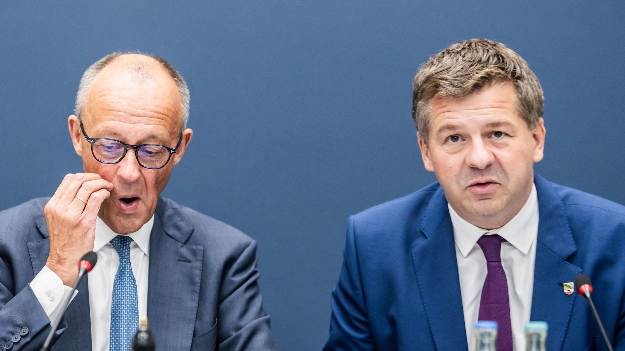 Bundeskanzler Friedrich Merz (l, CDU) und Sven Schulze (CDU), Ministerpräsident des Landes Sachsen-Anhalt und Landesvorsitzender der CDU Sachsen-Anhalt, nehmen an der Sitzung des CDU Bundesvorstands im Konrad Adenauer Haus teil. (zu dpa: «Merz: «Aufgeben ist für mich keine Option»»)