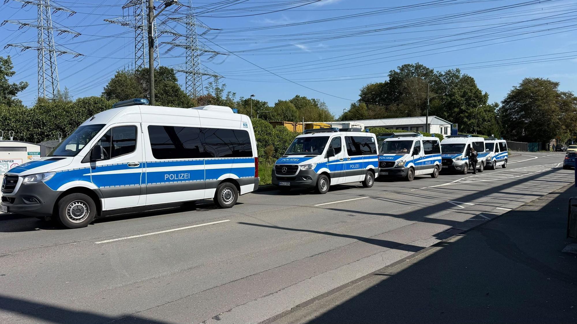Polizeieinsatz an einem Umspannwerk nach einem Sabotageakt in NRW.