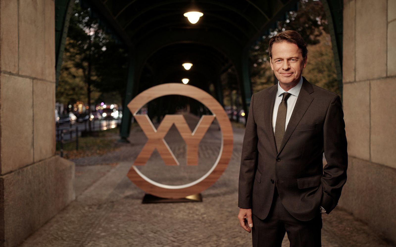 Rudi Cerne und sein Team von „Aktenzeichen XY ... ungelöst“ suchen nach Zeugen im Fall Miguel. (Bild: ZDF/Tobias Schult)