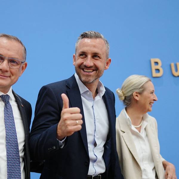 Alice Weidel (r.) und Tino Chrupalla (l.), die Bundesvorsitzenden der AfD, kommen am Montag (7. September) zusammen mit Ulrich Siegmund, AfD-Spitzenkandidat in Sachsen-Anhalt, in die Bundespressekonferenz. Zuvor geriet Chrupalla in einen Schlagabtausch im ARD-Studio.