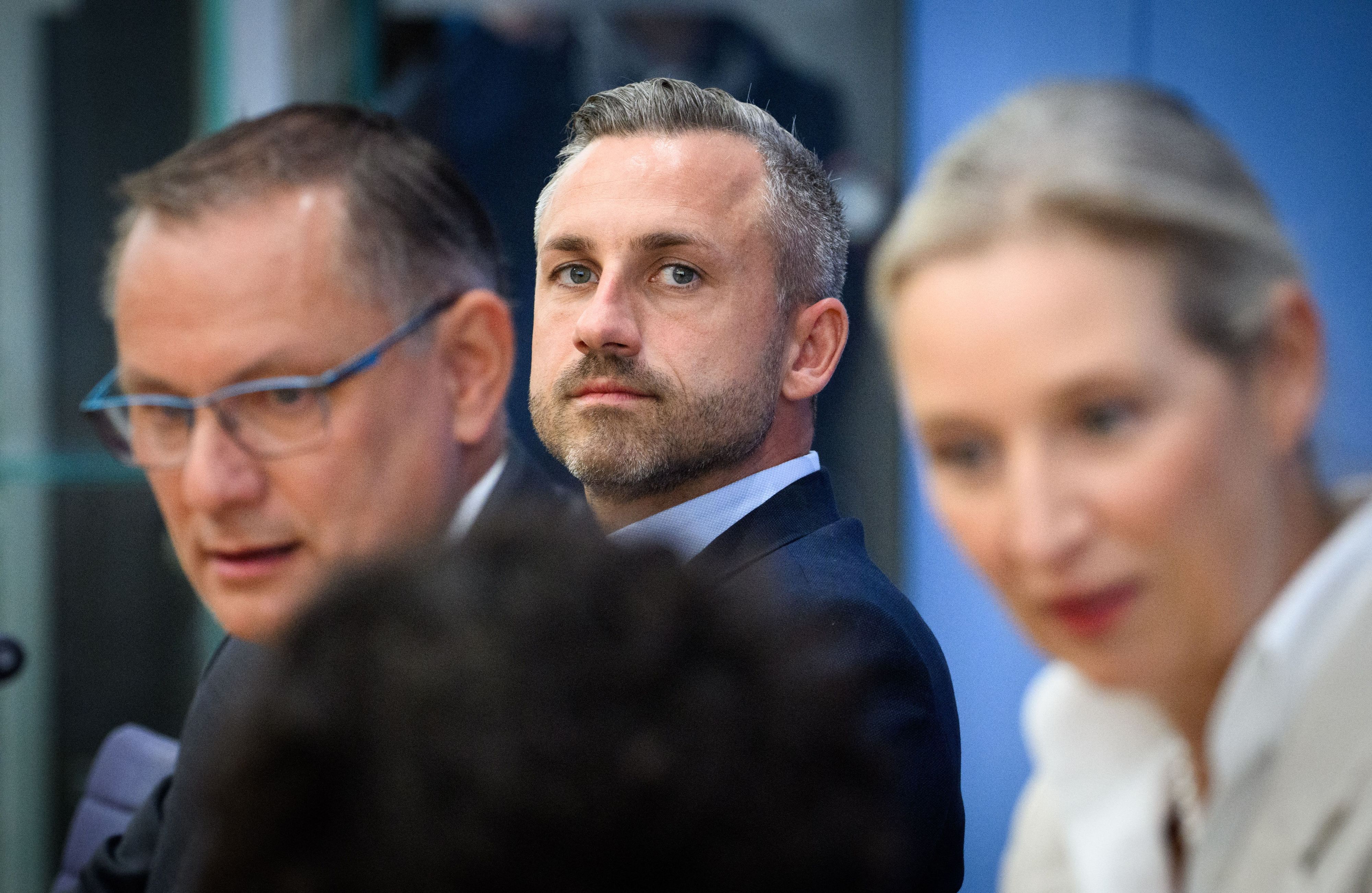 07.09.2026, Sachsen-Anhalt, Berlin: Alice Weidel (r) und Tino Chrupalla (l), die Bundesvorsitzenden der AfD, äußern sich zusammen mit Ulrich Siegmund, AfD-Spitzenkandidat in Sachsen-Anhalt, in der Bundespressekonferenz zum Ergebnis der Landtagswahl in Sachsen-Anhalt. Foto: Bernd von Jutrczenka/dpa +++ dpa-Bildfunk +++