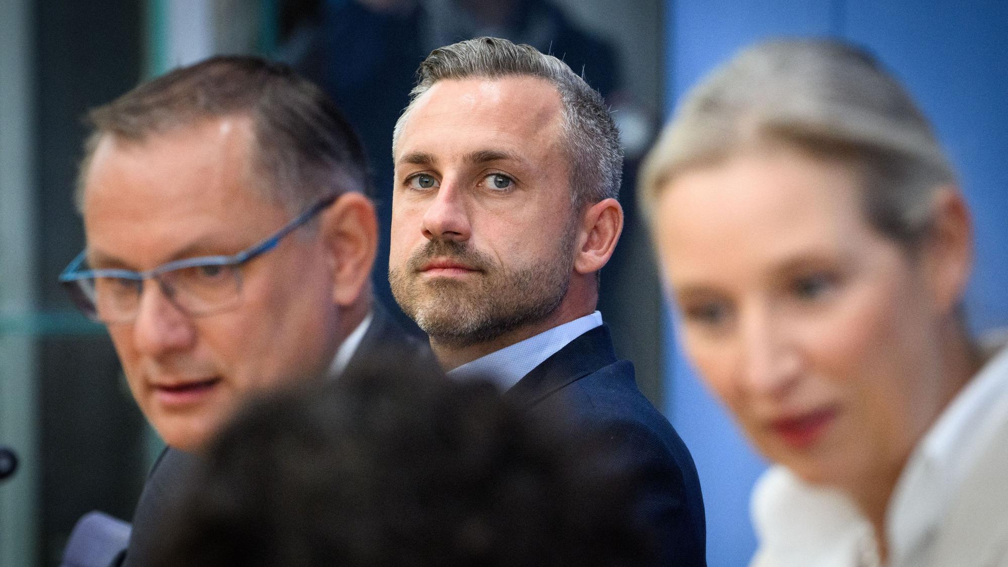 07.09.2026, Sachsen-Anhalt, Berlin: Alice Weidel (r) und Tino Chrupalla (l), die Bundesvorsitzenden der AfD, äußern sich zusammen mit Ulrich Siegmund, AfD-Spitzenkandidat in Sachsen-Anhalt, in der Bundespressekonferenz zum Ergebnis der Landtagswahl in Sachsen-Anhalt. Foto: Bernd von Jutrczenka/dpa +++ dpa-Bildfunk +++