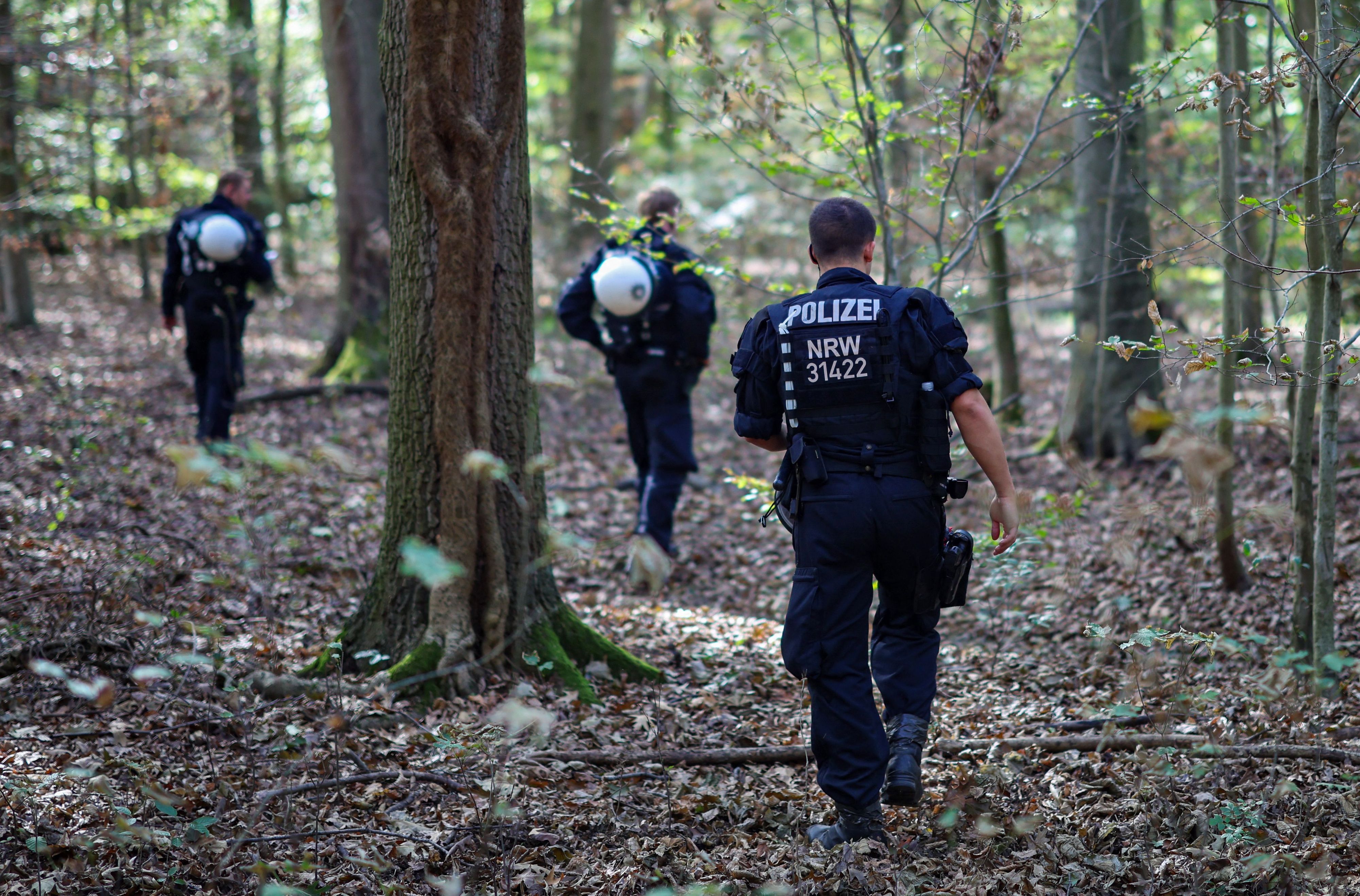 Polizeikräfte durchsuchen bei einem Großeinsatz ein Waldstück am Hambacher Forst. Wegen der Sabotage-Akte auf das deutsche Stromnetz wird seit Tagen nach einem 48 Jahre alten Tatverdächtigen gesucht.