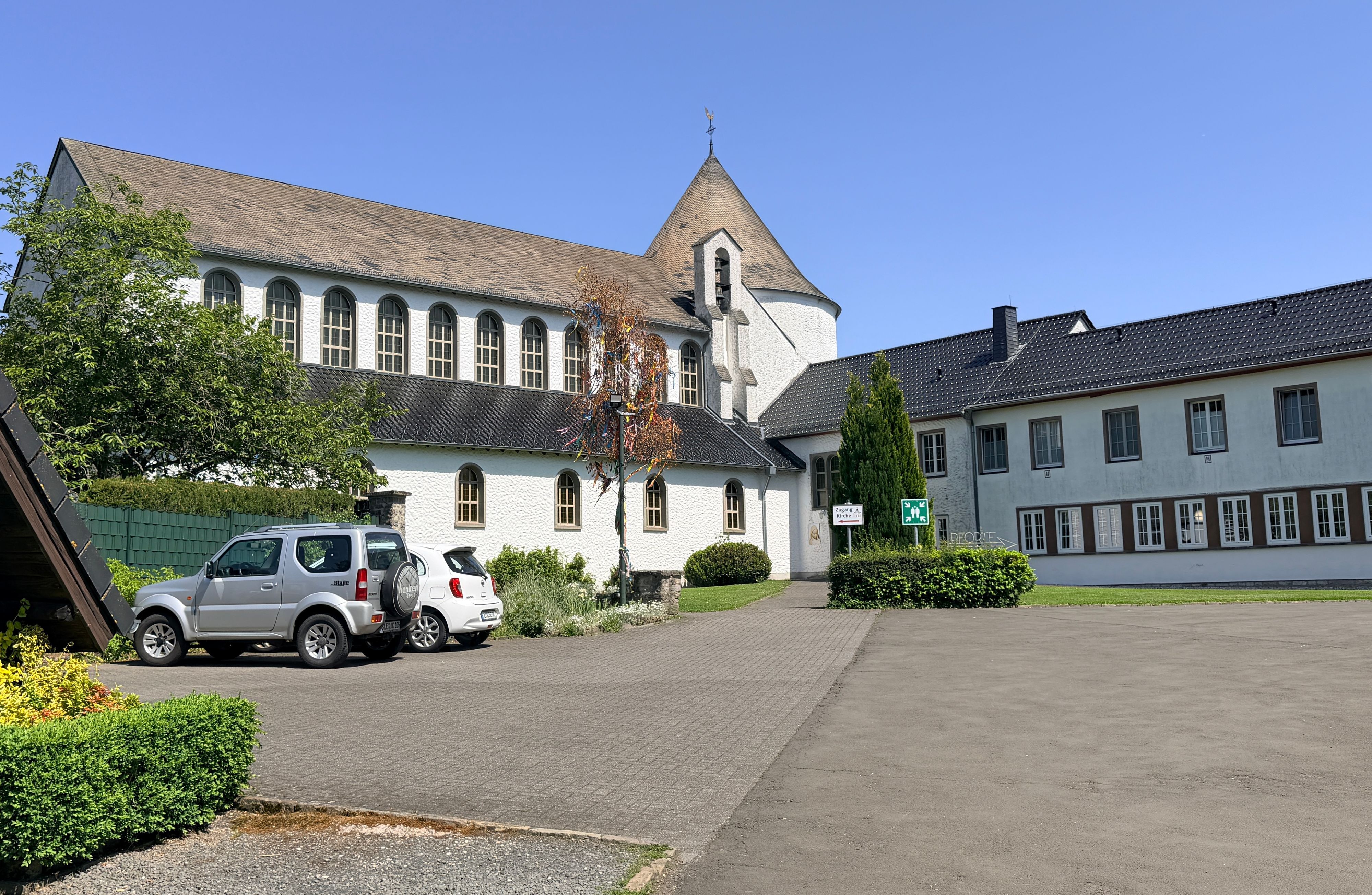 Das Bild zeigt die Außenansicht des Gebäudes.