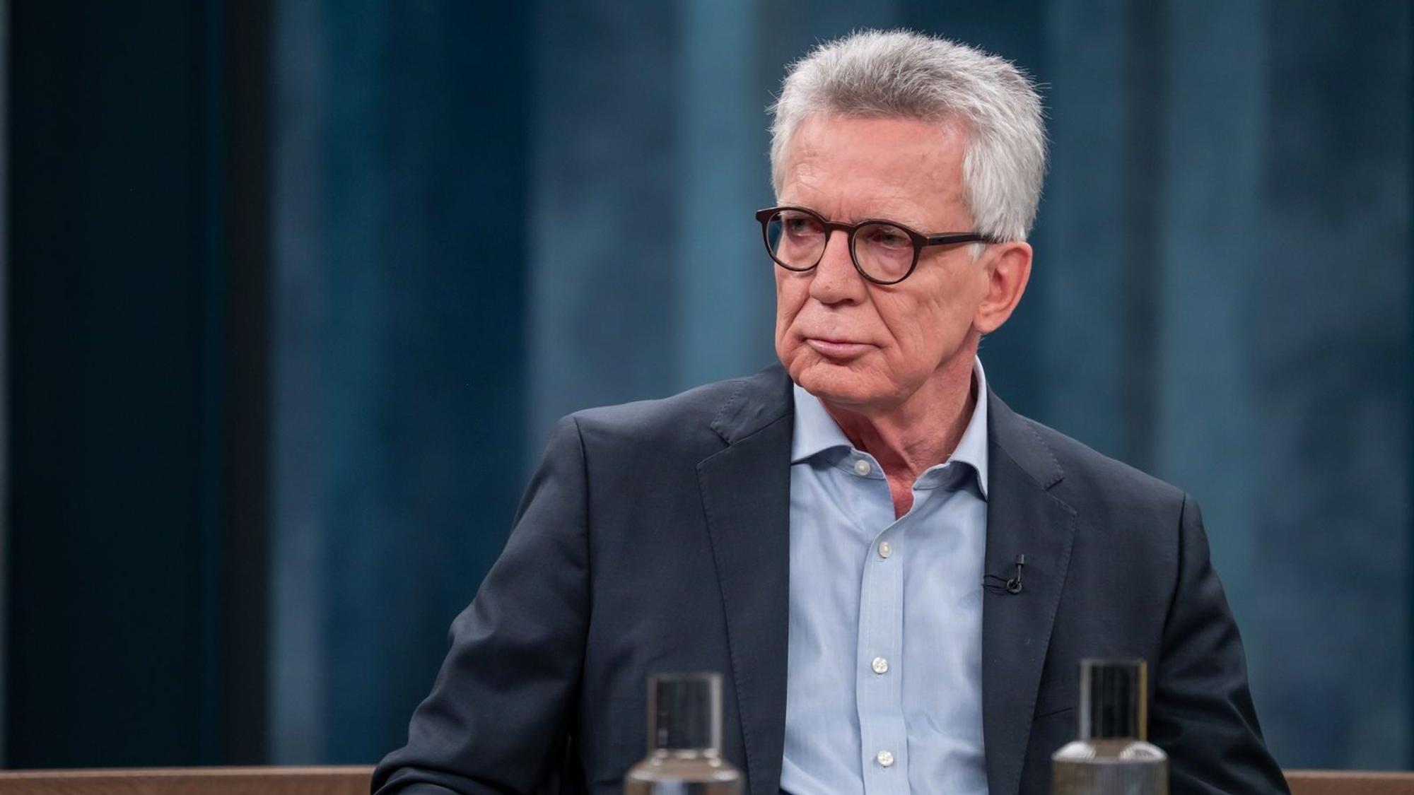 CDU-Politiker Thomas de Mazière warnte vor einer „Machtübernahme auf Samtpfoten“. (Bild: NDR/Thomas Ernst)