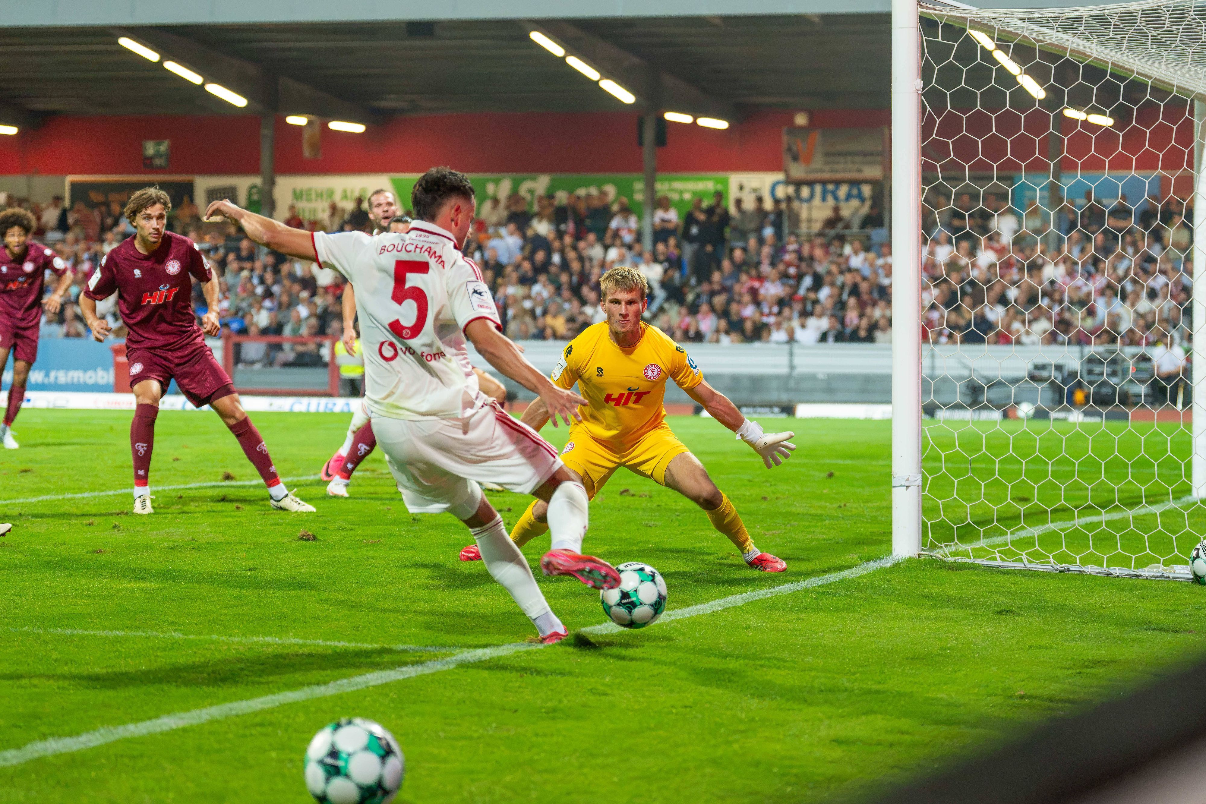 Yassine Bouchama Fortuna Düsseldorf, 05 mit einem Schuss an der Aussenlinie, Lennart Winkler Fortuna Koeln, 01 breitet die Arme aus Fortuna Köln vs. Fortuna Düsseldorf, Fussball, 3.Liga, 04.Spieltag, Saison 2026/27, 06.09.2026, DFL REGULATIONS PROHIBIT ANY USE OF PHOTOGRAPHS AS IMAGE SEQUENCES AND/OR QUASI-VIDEO, Fortuna Köln vs. Fortuna Düsseldorf, Fussball, 3.Liga, 04.Spieltag, Saison 2026/27, 06.09.2026 Köln *** Yassine Bouchama, Fortuna Düsseldorf, 05, takes a shot near the sideline Lennart Winkler, Fortuna Cologne, 01, spreads his arms. Fortuna Cologne vs. Fortuna Düsseldorf, soccer, 3rd League, Matchday 04, 202627 season, September 6, 2026 DFL regulations prohibit any use of photographs as image sequences and/or quasi-video Fortuna Cologne vs. Fortuna Düsseldorf, soccer, 3rd Division, Matchday 4, 202627 Season, September 6, 2026, Cologne Copyright: xEibner-Pressefoto/LukasxBaldygax EP_LBA