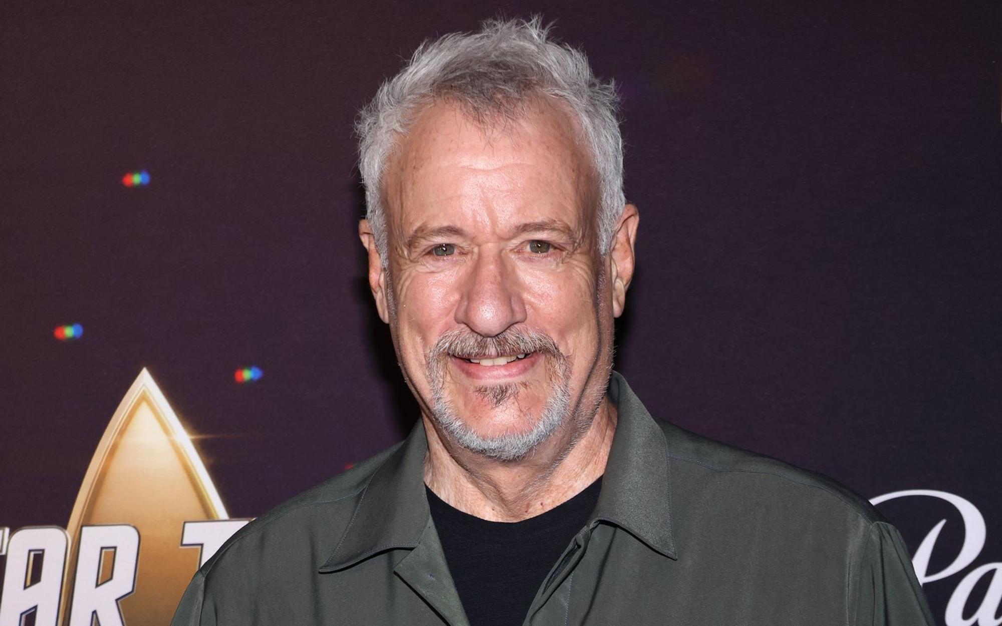 Als gottgleiches Wesen Q machte John de Lancie den „Star Trek“-Crews das Leben schwer. Im Interview verriet der Schauspieler, wie er an die Rolle gekommen ist. (Bild: 2022 Getty Images/David Livingston)