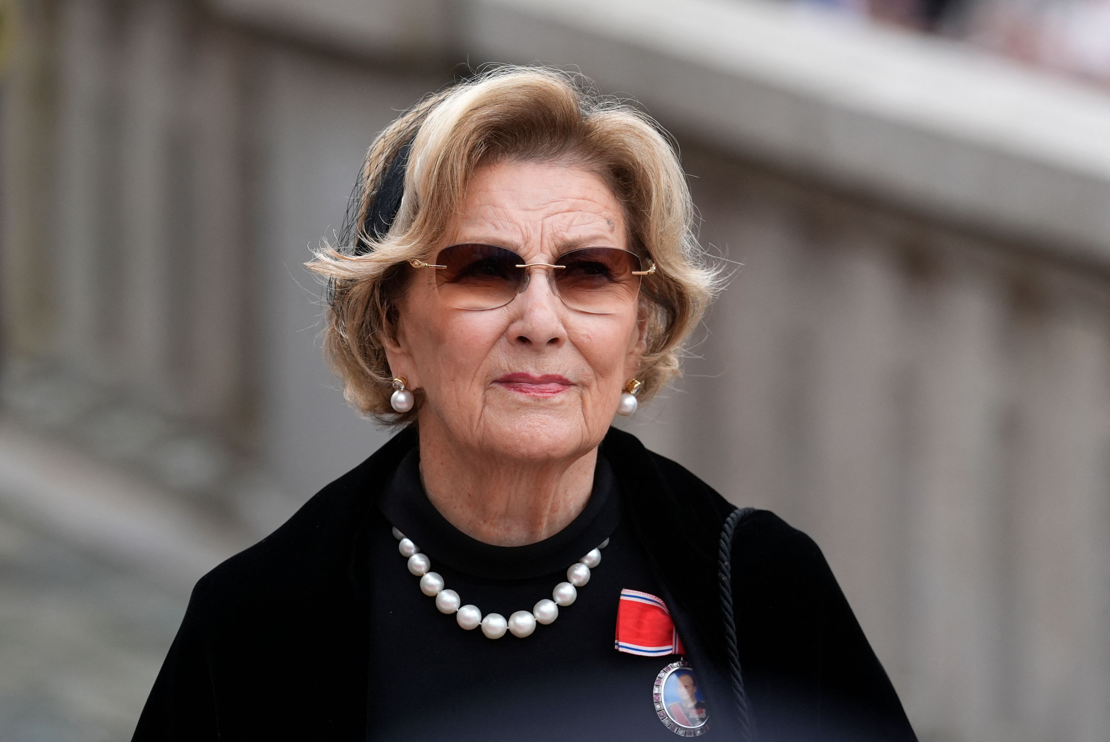 Königin Sonja schaut mit Sonnenbrille nach vorne.