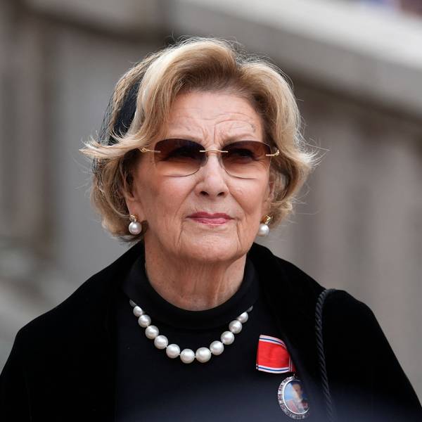 Königin Sonja schaut mit Sonnenbrille nach vorne.