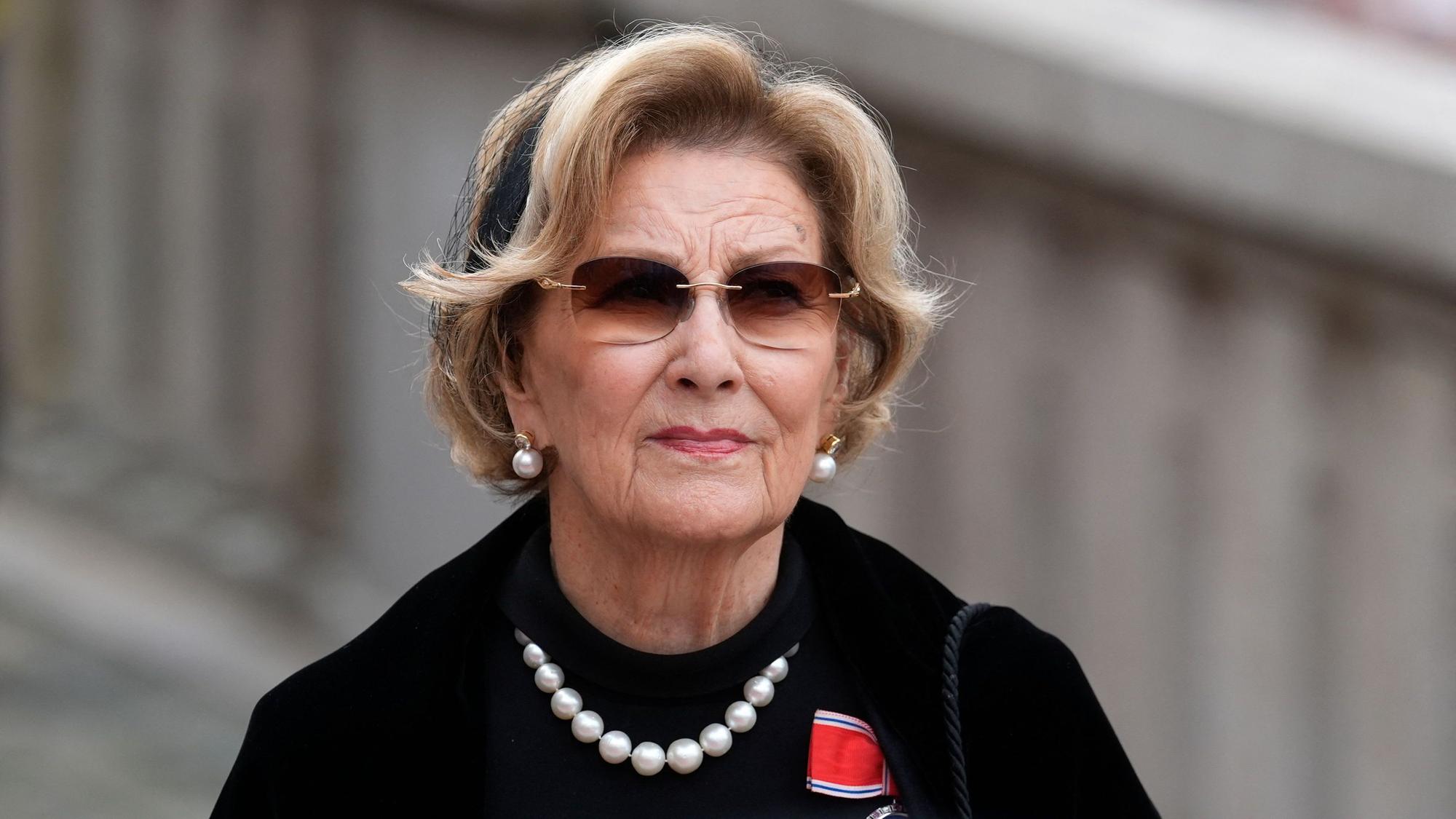 Königin Sonja schaut mit Sonnenbrille nach vorne.
