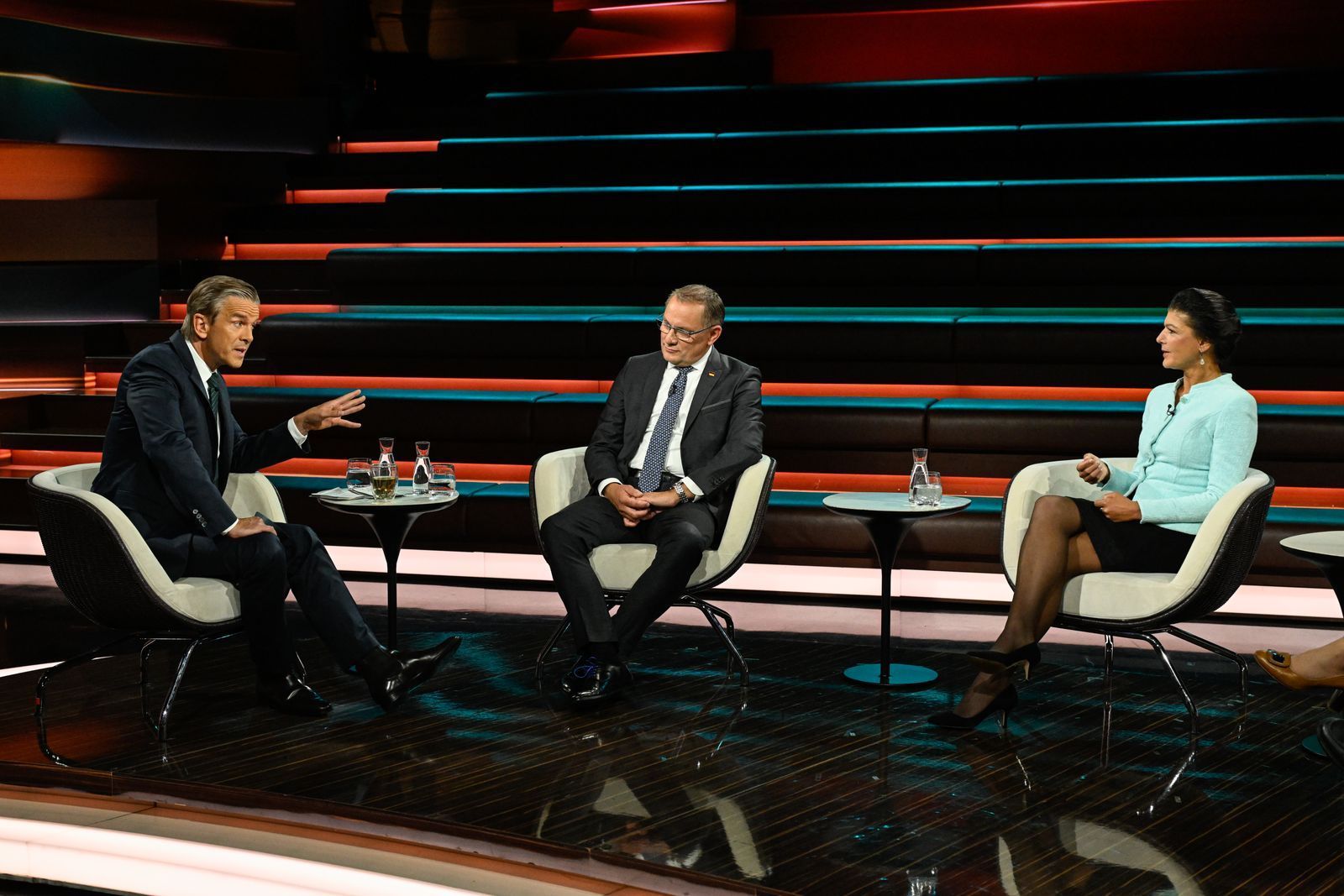 Wird das BSW in Sachsen-Anhalt zum „Steigbügelhalter für die AfD“? Darüber stritten, von links: Markus Lanz, Tino Chrupalla und Sahra Wagenknecht. (Bild: ZDF / Markus Hertrich)