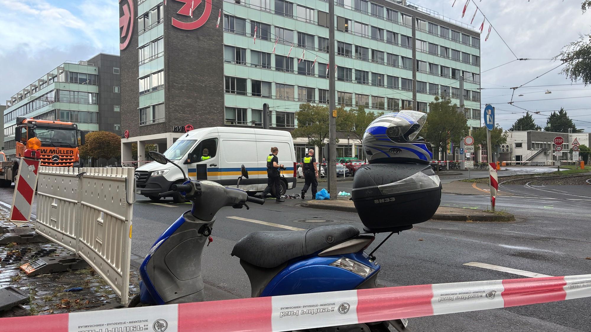 Ein Motorroller steht hinter einem Absperrband der Polizei.