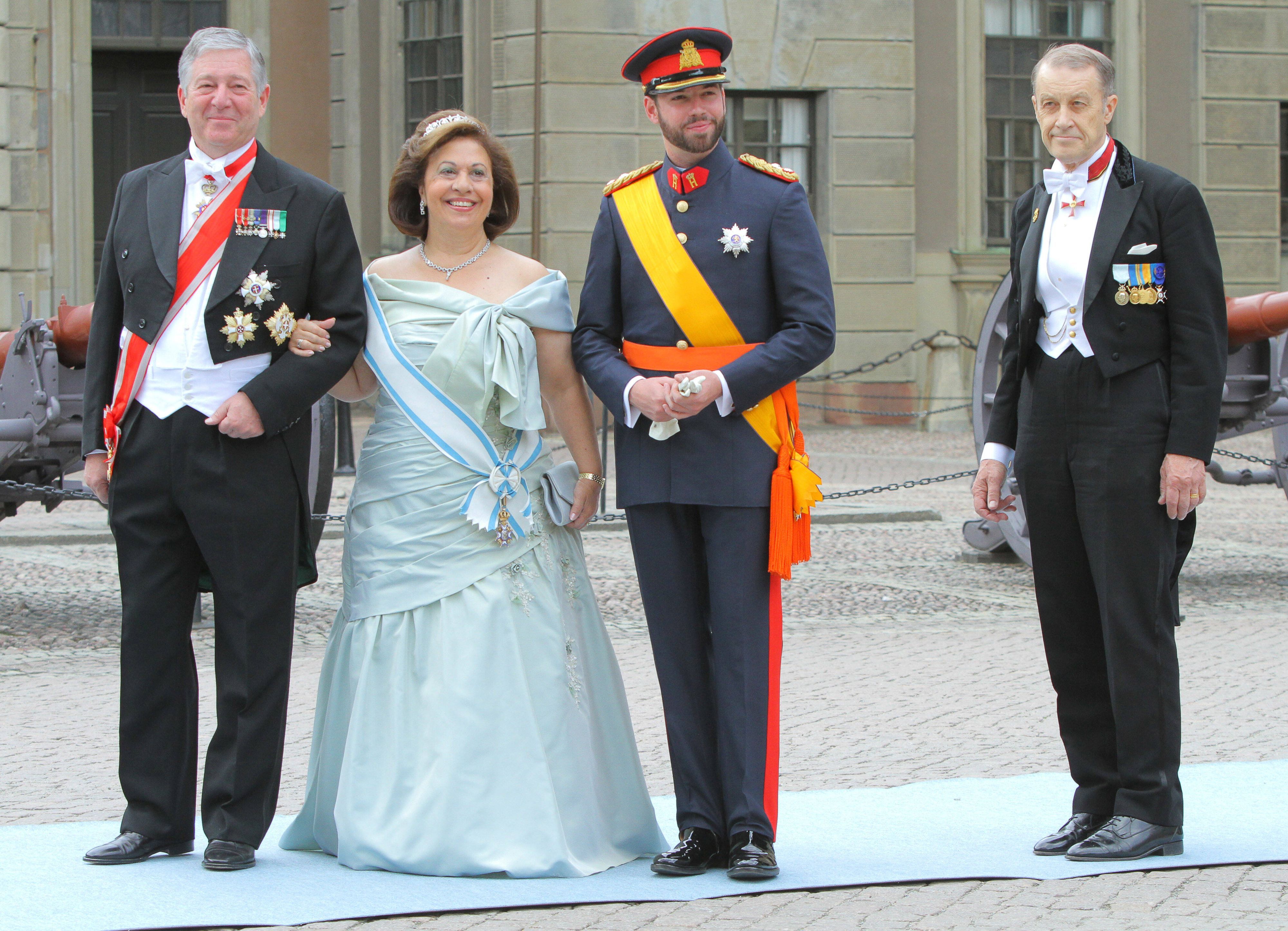 Kronprinz Alexander von Serbien und Kronprinzessin Katherine (beide l) bei der Hochzeit von Kronprinzessin Victoria und Prinz Daniel von Schweden 2010. Nun werden sie auch zur Trauerfeier für König Harald erwartet.