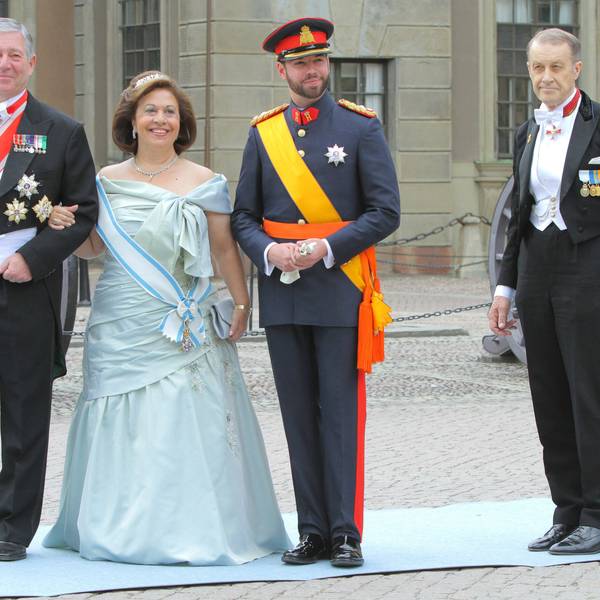 Kronprinz Alexander von Serbien und Kronprinzessin Katherine (beide l) bei der Hochzeit von Kronprinzessin Victoria und Prinz Daniel von Schweden 2010. Nun werden sie auch zur Trauerfeier für König Harald erwartet.