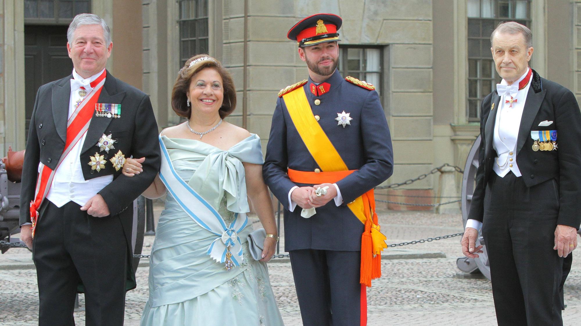 Kronprinz Alexander von Serbien und Kronprinzessin Katherine (beide l) bei der Hochzeit von Kronprinzessin Victoria und Prinz Daniel von Schweden 2010. Nun werden sie auch zur Trauerfeier für König Harald erwartet.