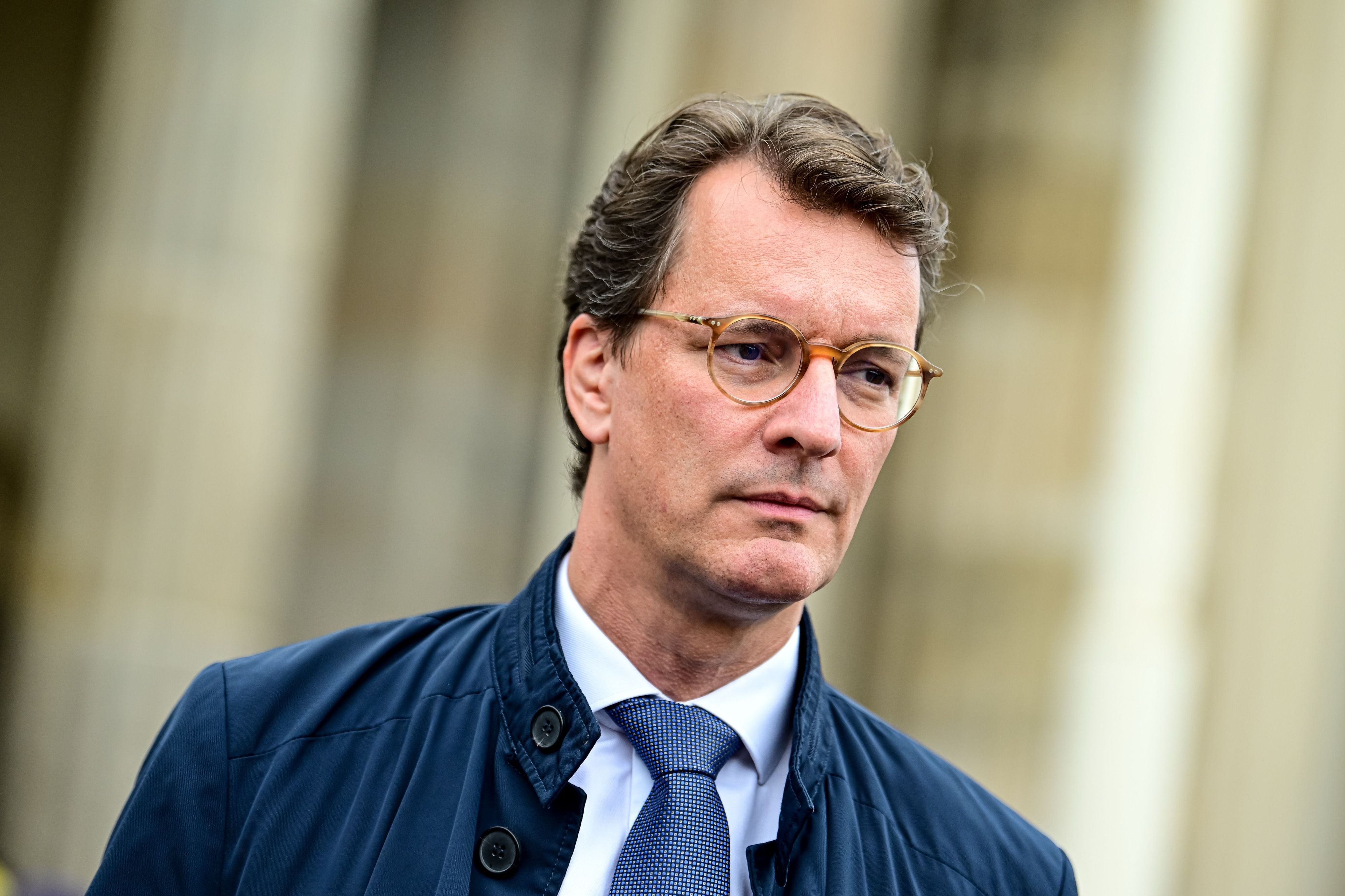 Hendrik Wüst (CDU), Ministerpräsident von Nordrhein-Westfalen, steht bei einem Wahlkampftermin  der CDU-Berlin am Brandenburger Tor.