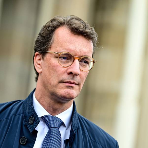 Hendrik Wüst (CDU), Ministerpräsident von Nordrhein-Westfalen, steht bei einem Wahlkampftermin der CDU-Berlin am Brandenburger Tor.