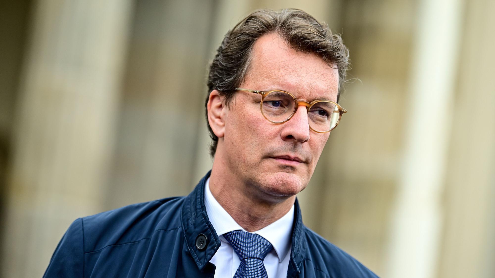 Hendrik Wüst (CDU), Ministerpräsident von Nordrhein-Westfalen, steht bei einem Wahlkampftermin der CDU-Berlin am Brandenburger Tor.
