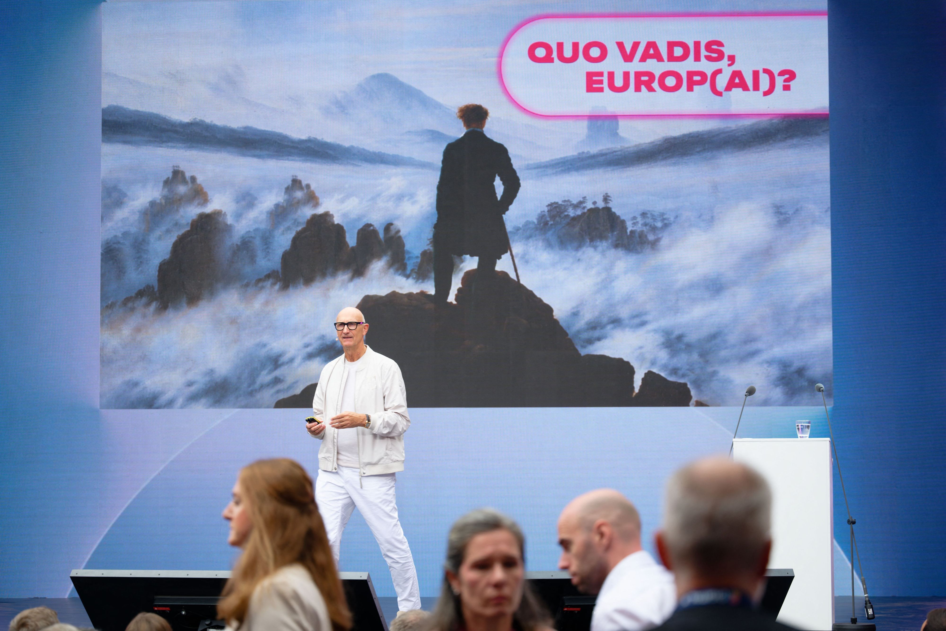 Der CEO der Deutschen Telekom, Timotheus Höttges, spricht auf der  Digitalmesse Digital X vor einem Bild von Caspar David Friedrich: Wanderer über dem Nebelmeer