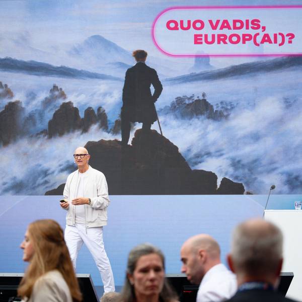 Der CEO der Deutschen Telekom, Timotheus Höttges, spricht auf der Digitalmesse Digital X vor einem Bild von Caspar David Friedrich: Wanderer über dem Nebelmeer
