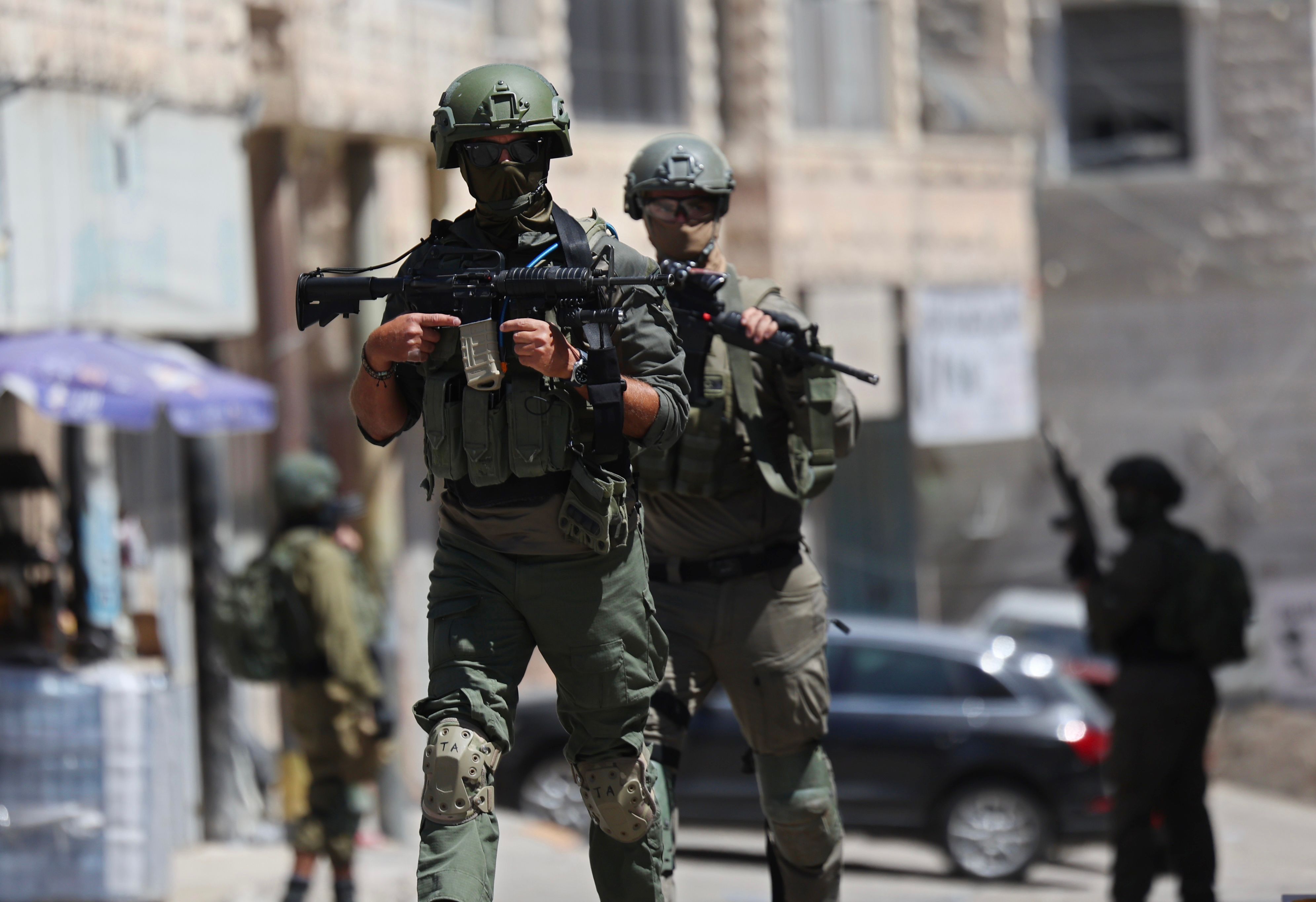Angehörige der israelischen Streitkräfte kontrollieren während einer Militärrazzia in der Stadt Anata im Westjordanland eine Straße.