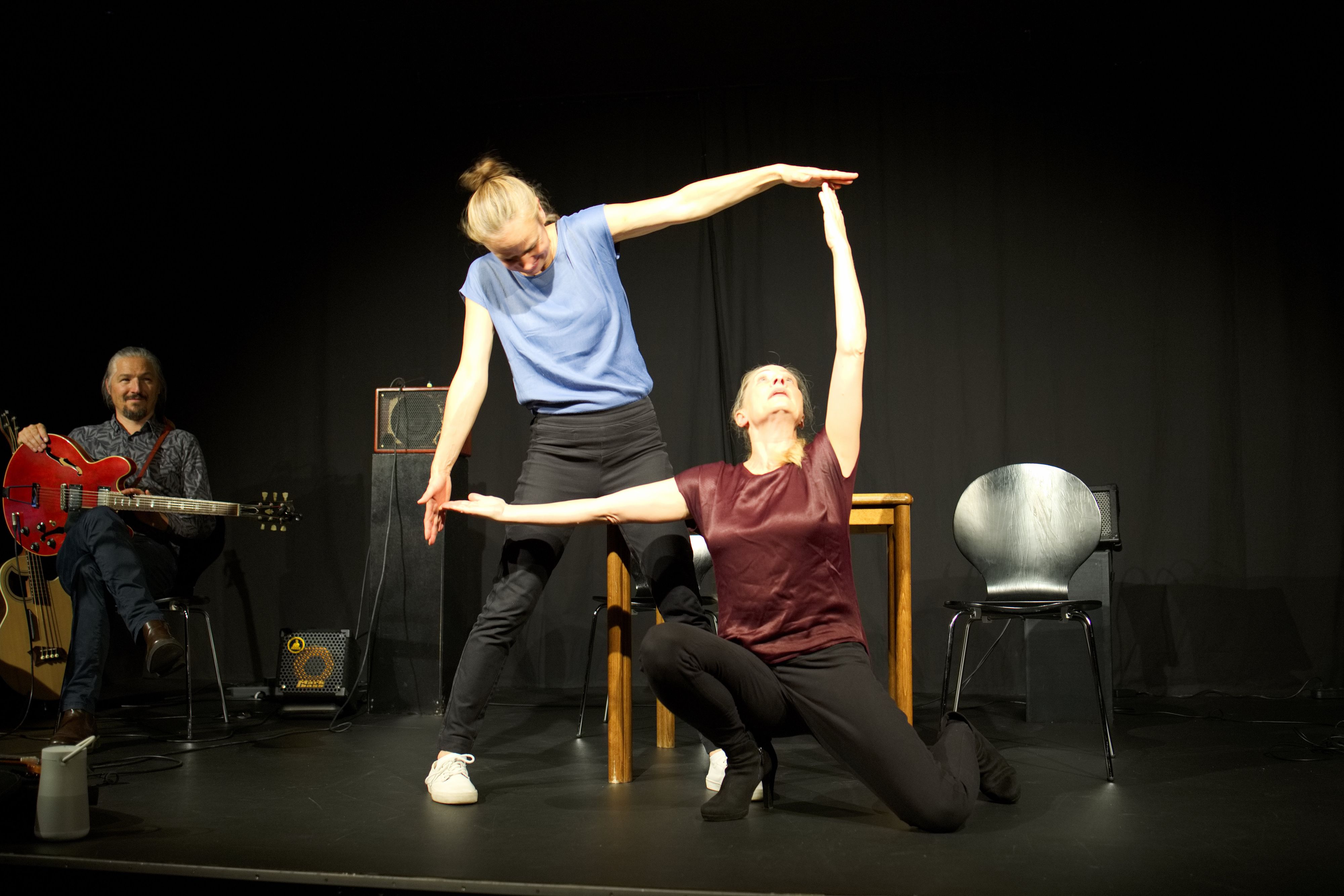 Zwei Schauspielerinnen bilden auf der Bühne des Theater 1 in Bad Münstereifel ein Rechteck.