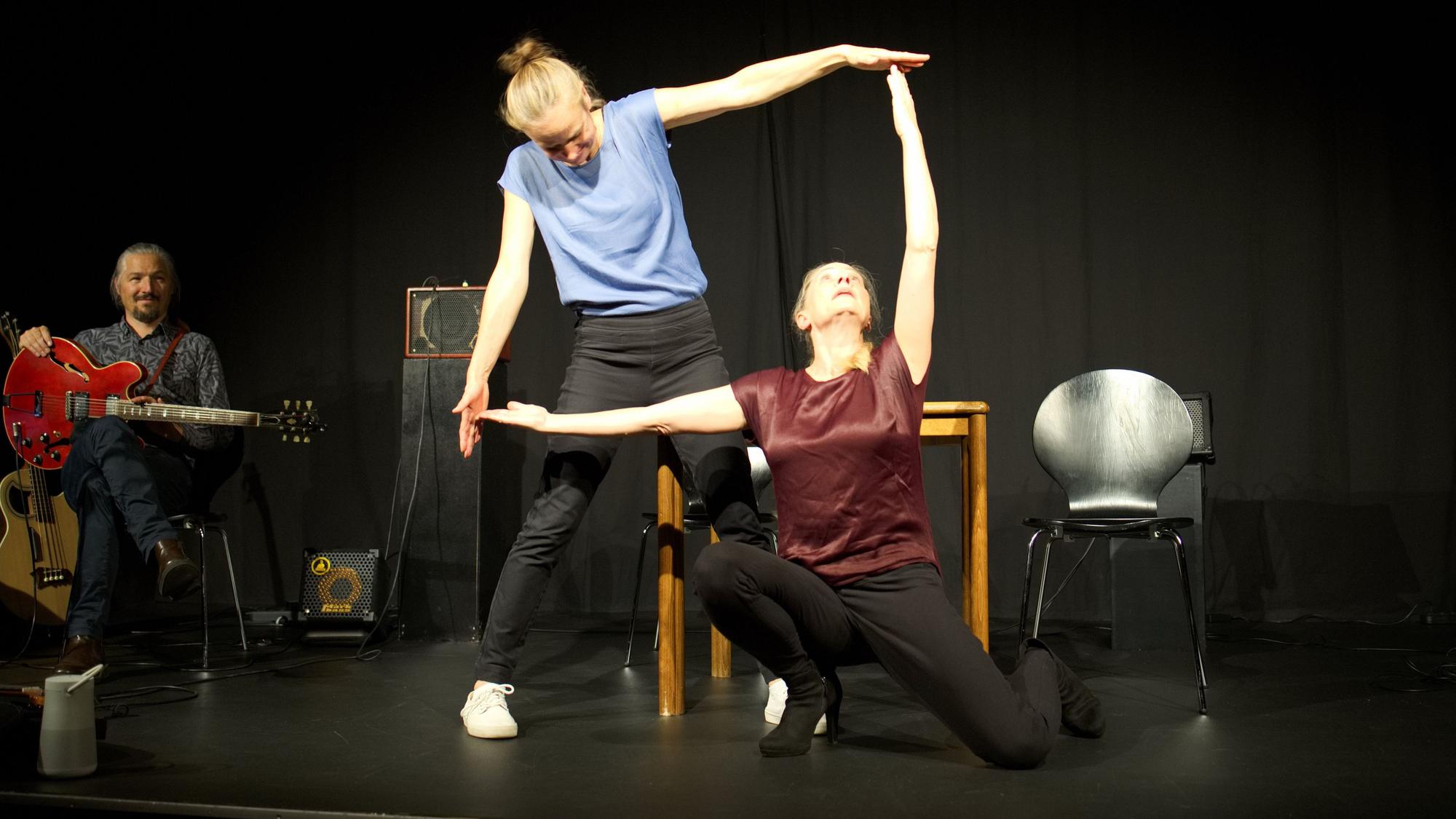 Zwei Schauspielerinnen bilden auf der Bühne des Theater 1 in Bad Münstereifel ein Rechteck.