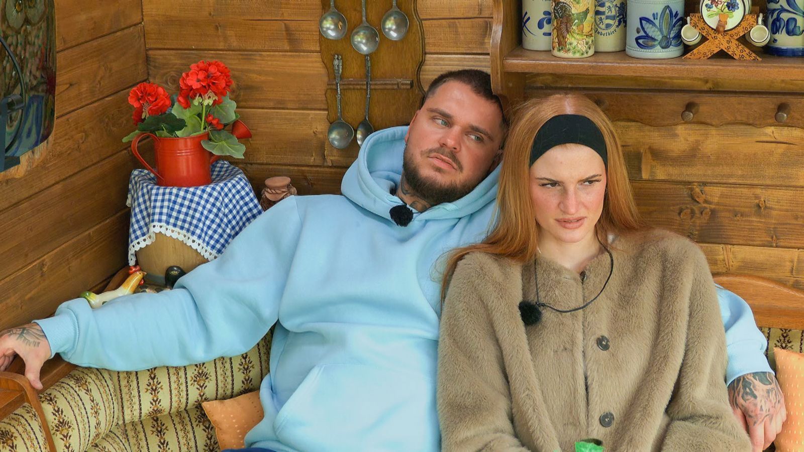 Nico (links) fühlt sich als Mastermind des Sommerhauses, Laura sagt dazu nicht viel.  (Bild: RTL)