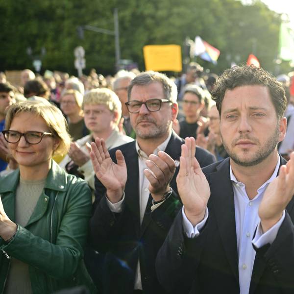 Grünen-Chef Felix Banaszak (von rechts), Werner Graf, Spitzenkandidat der Berliner Grünen für die Abgeordnetenhauswahl, und Parteichefin Franziska Brantner bei einer Anti-AfD-Demonstration am Brandenburger Tor.