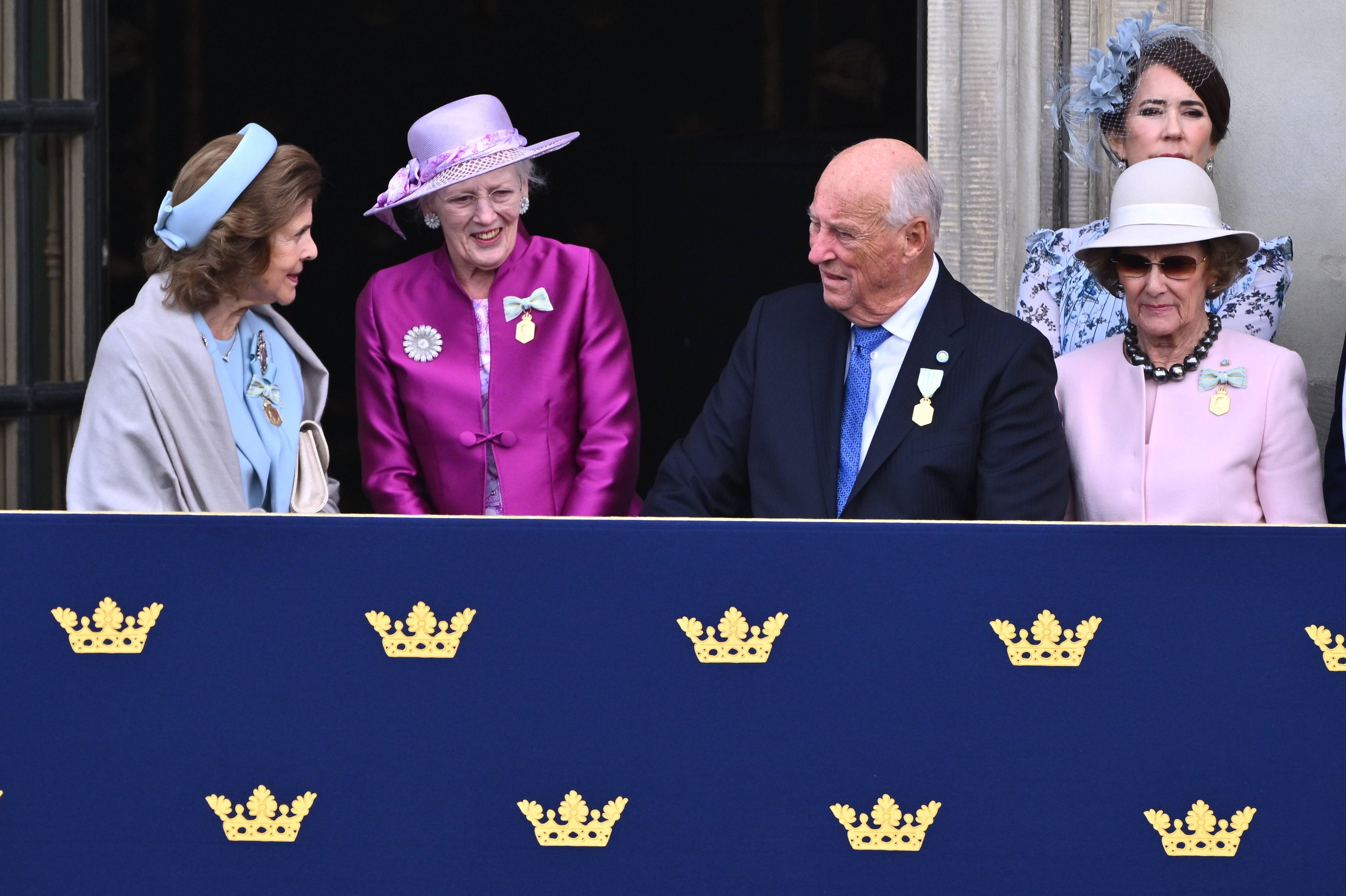 Königin Silvia, Königin Margrethe, König Harald mit Königin Sonja und der damaligen Kronprinzessin Mary (v. l.).