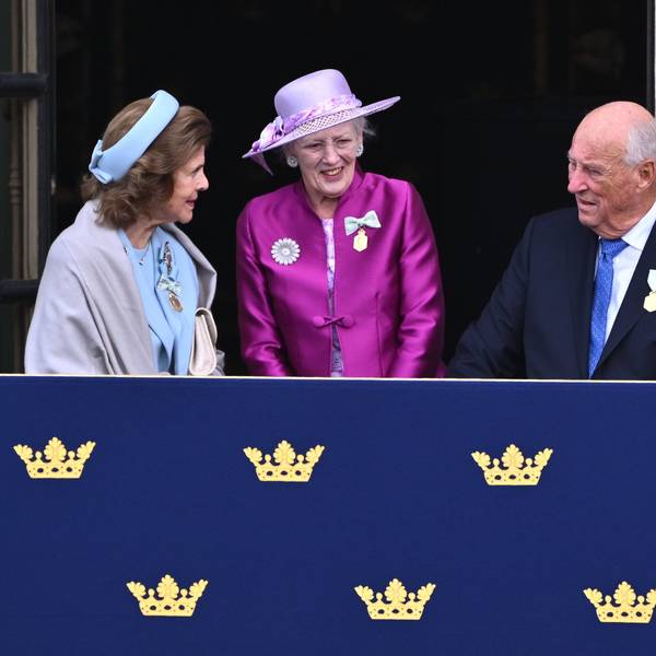 Königin Silvia, Königin Margrethe, König Harald mit Königin Sonja und der damaligen Kronprinzessin Mary (v. l.).