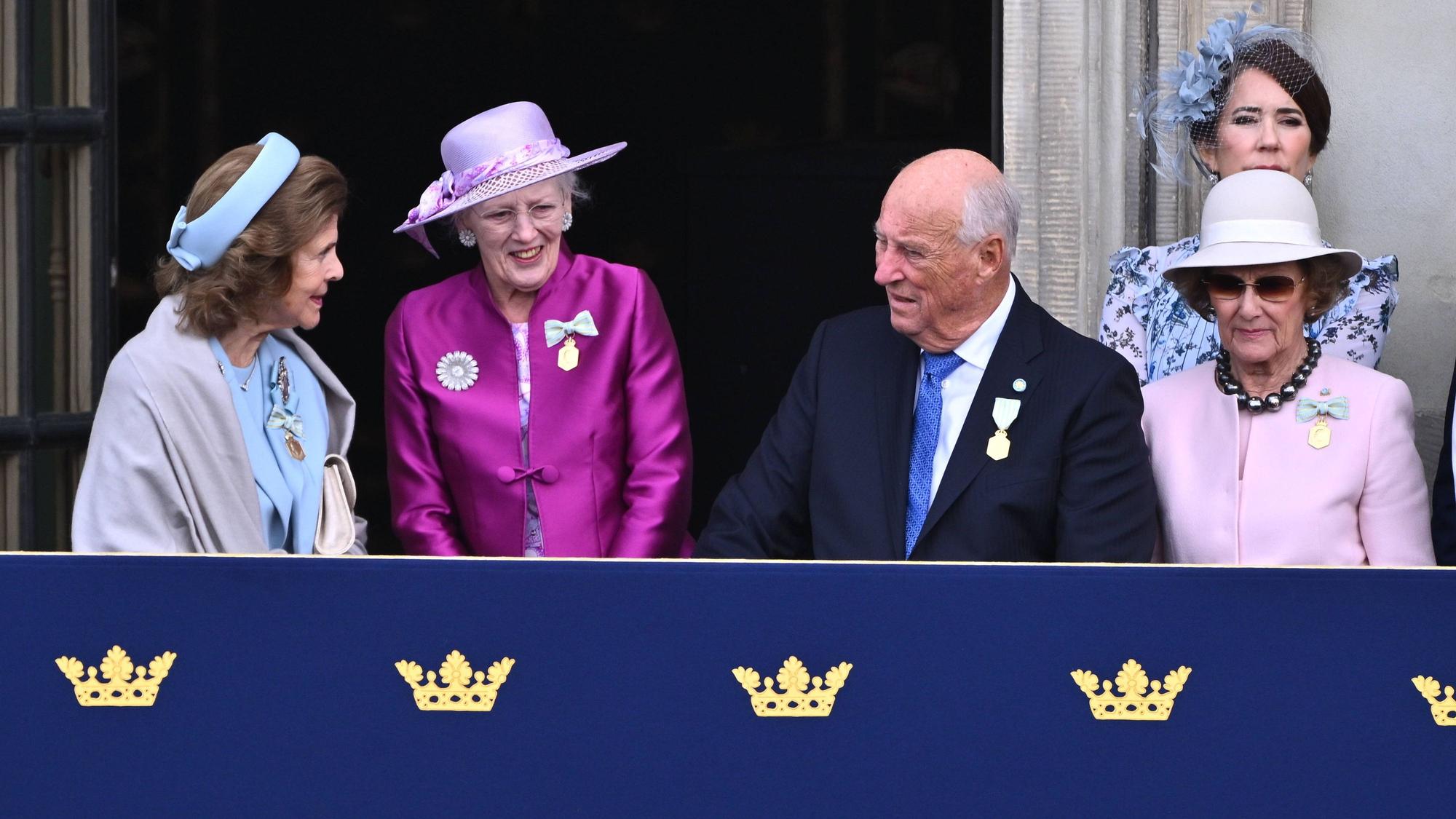 Königin Silvia, Königin Margrethe, König Harald mit Königin Sonja und der damaligen Kronprinzessin Mary (v. l.).