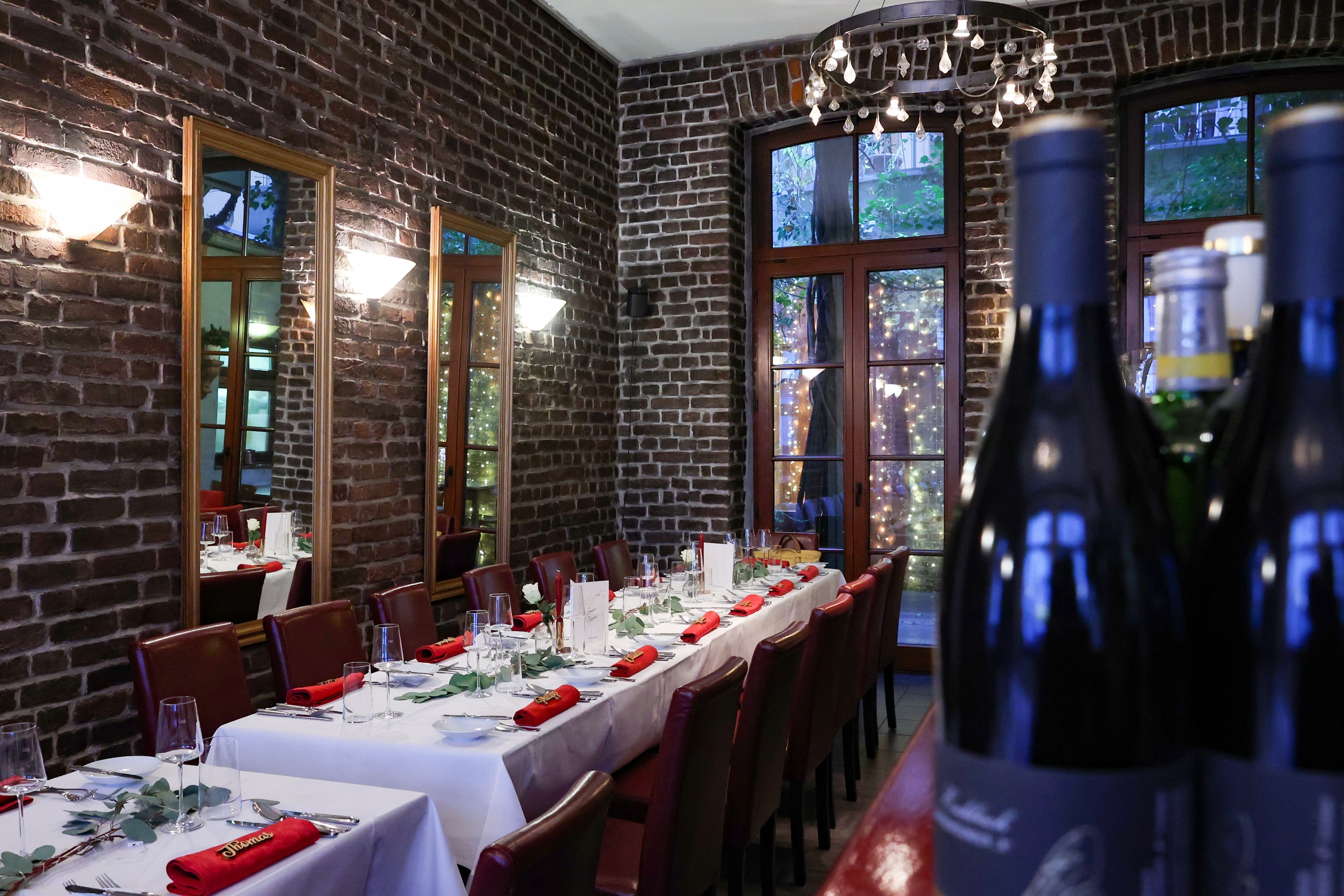 Innenraum mit gedeckten Tischen im Restaurant Limbourg.