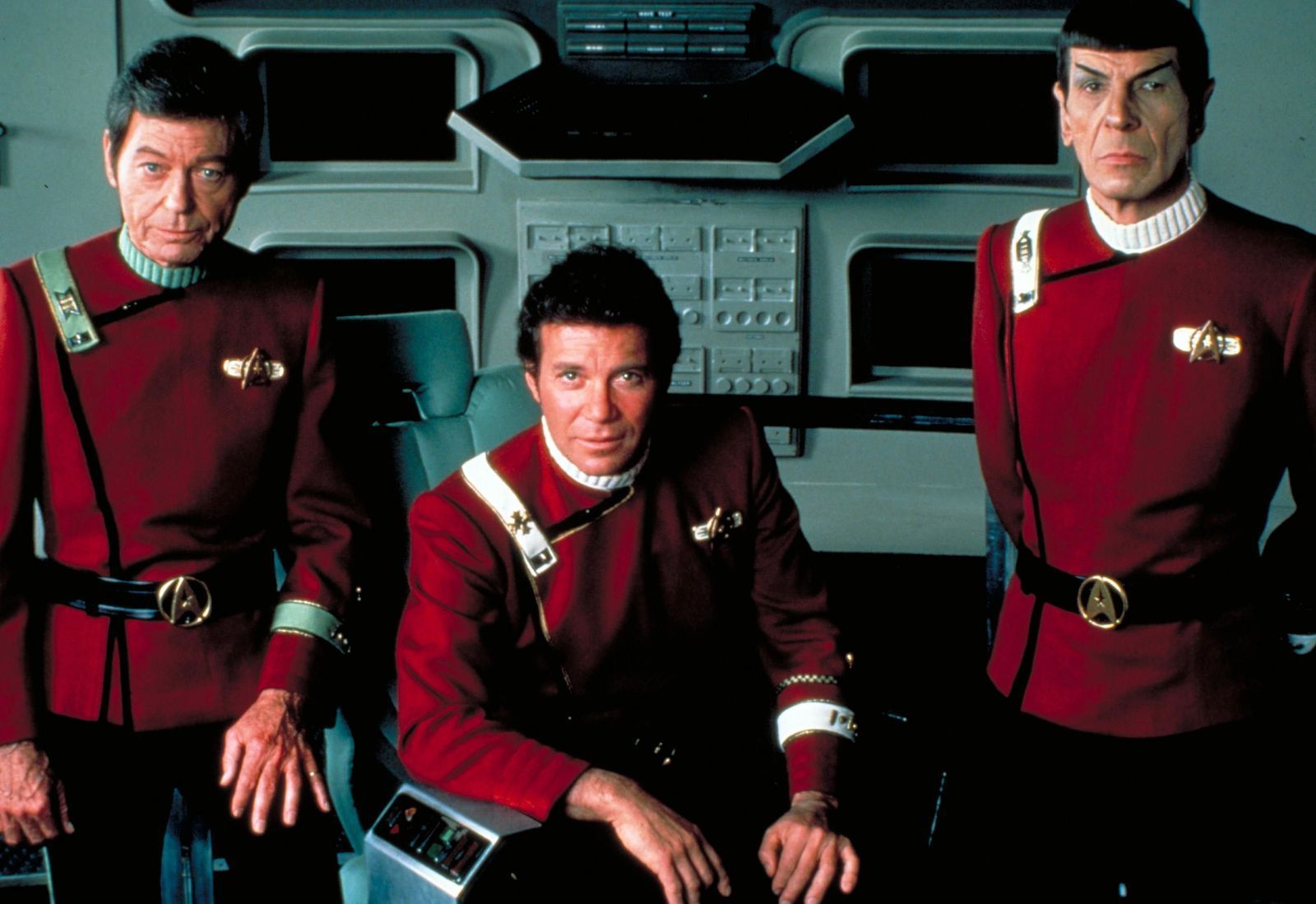 Kirk (William Shatner, Mitte), Spock (Leonard Nimoy, rechts) und McCoy (DeForest Kelley) überlegen, wie dem Khan Einhalt geboten werden kann.  (Bild: Paramount Pictures)