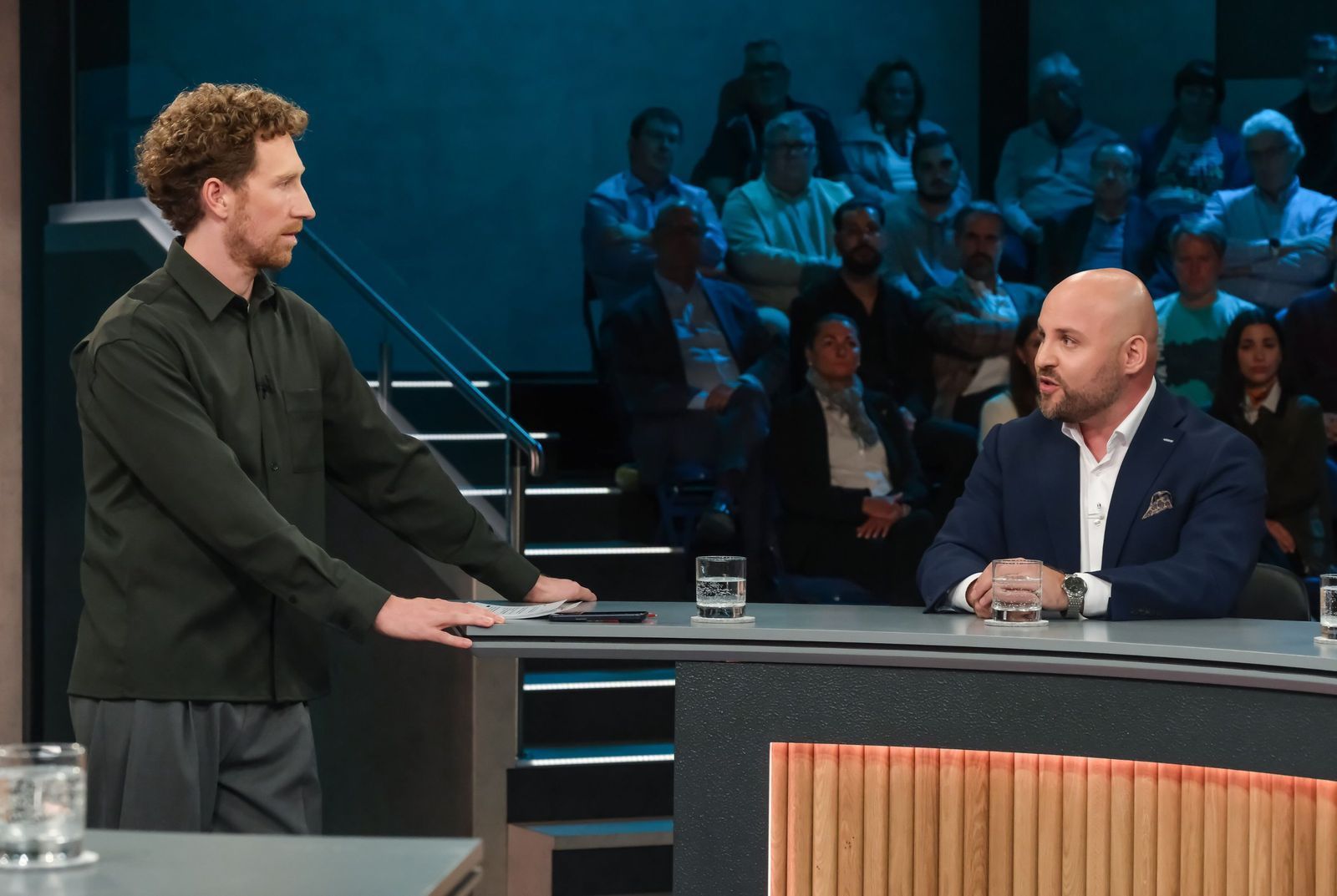 „Ich kann nichts dafür, dass er sich provozieren lässt“, sagt AfD-Mann Markus Frohnmaier irgendwann sichtlich erfreut über die Ausfälle von Philipp Amthor. (Bild: WDR/Oliver Ziebe)