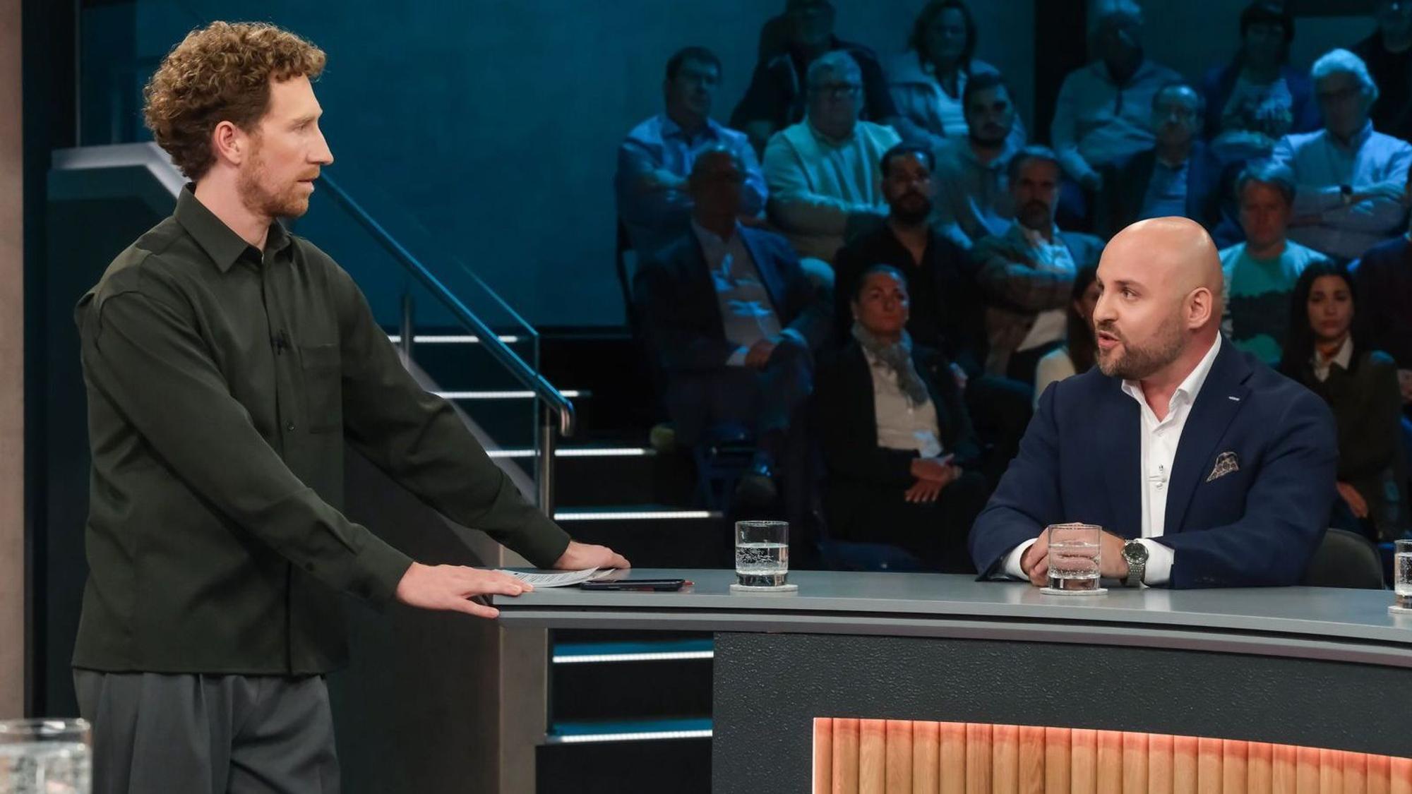 „Ich kann nichts dafür, dass er sich provozieren lässt“, sagt AfD-Mann Markus Frohnmaier irgendwann sichtlich erfreut über die Ausfälle von Philipp Amthor. (Bild: WDR/Oliver Ziebe)