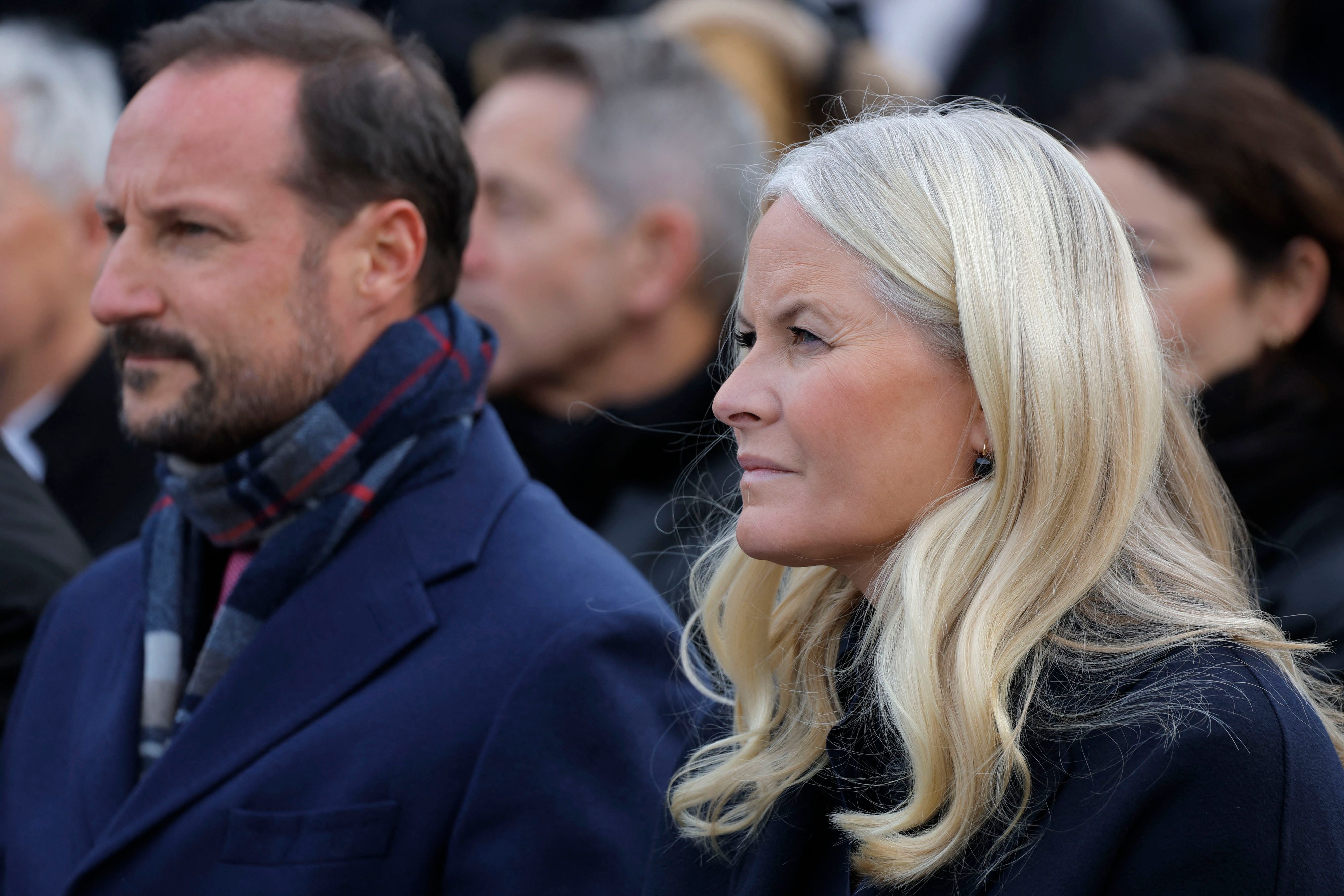 Haakon und Mette-Marit sitzen nebeneinander.