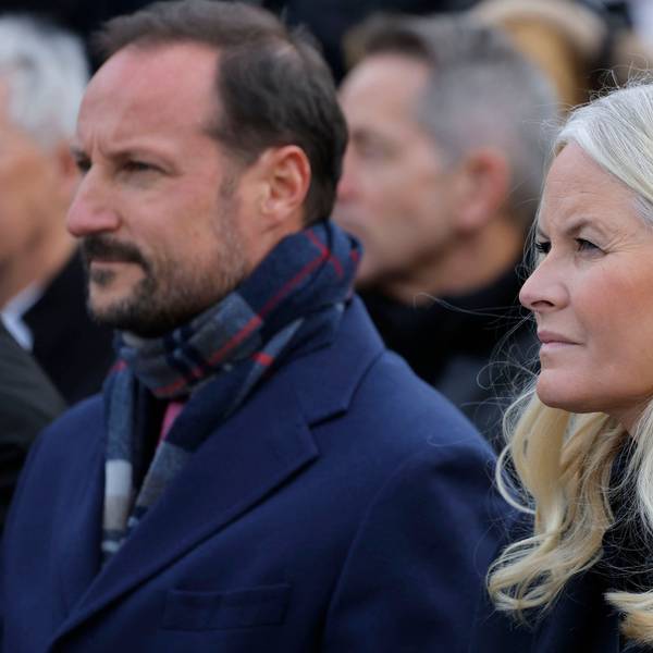Haakon und Mette-Marit sitzen nebeneinander.