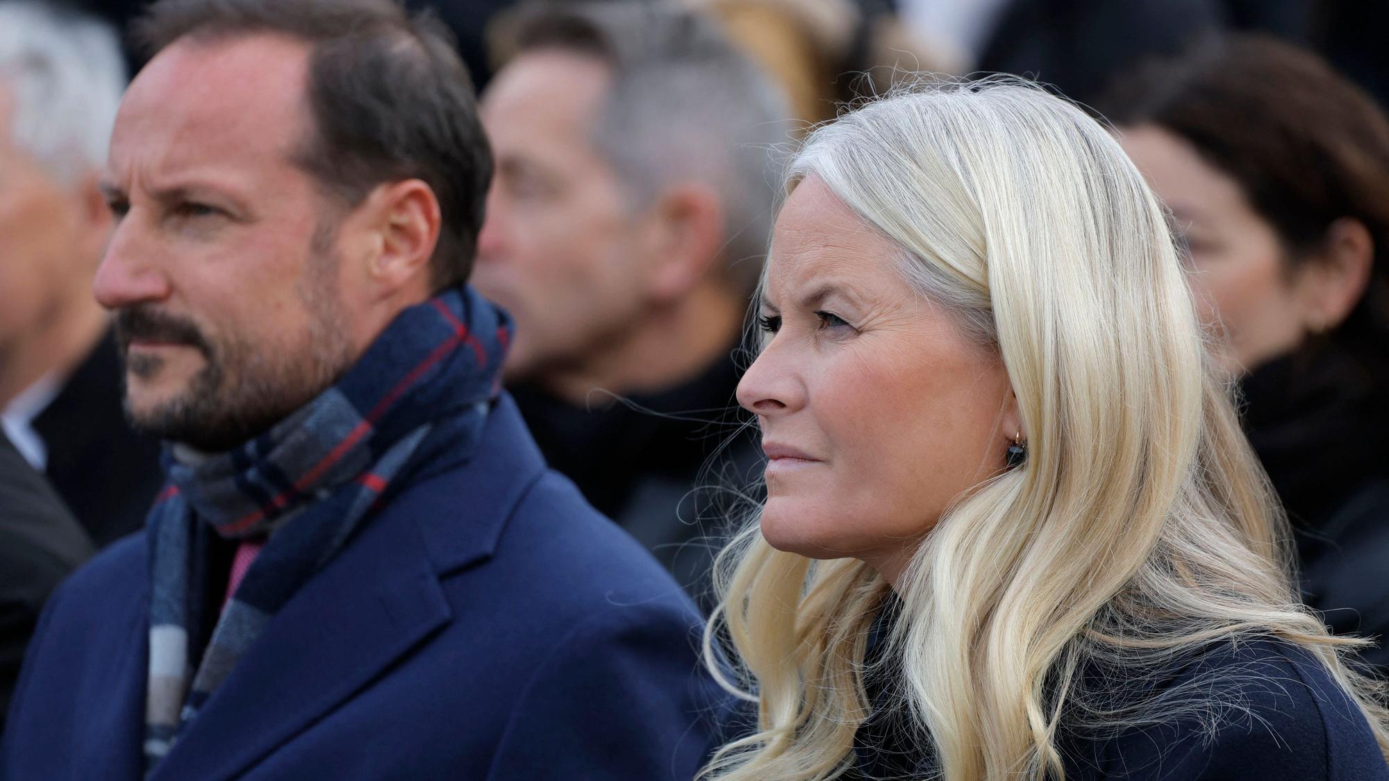 Haakon und Mette-Marit sitzen nebeneinander.