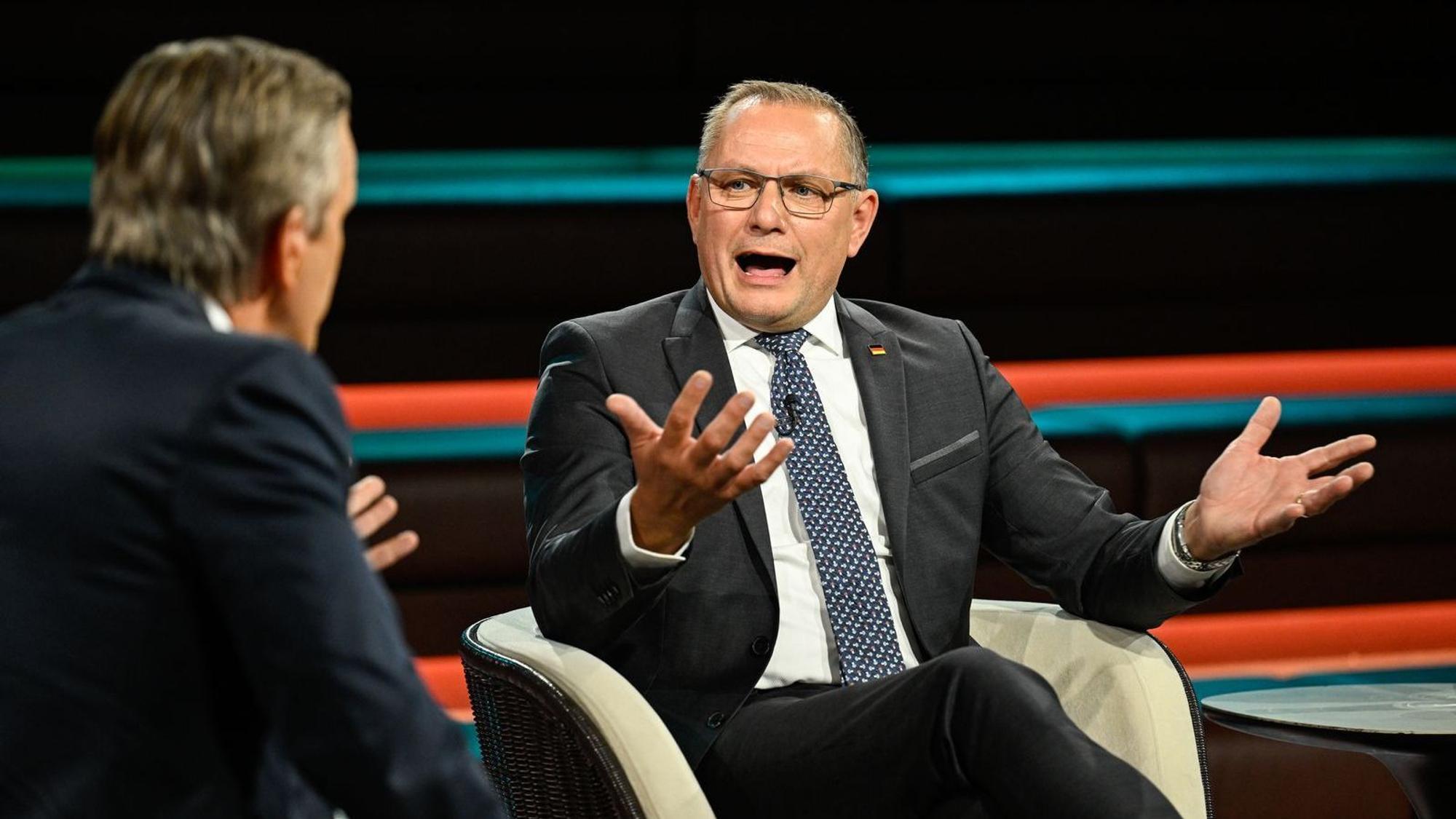 Tino Chrupalla bezeichnete die sogenannte „Brandmauer“ bei „Markus Lanz“ als „abgewählt“. (Bild: ZDF / Markus Hertrich)