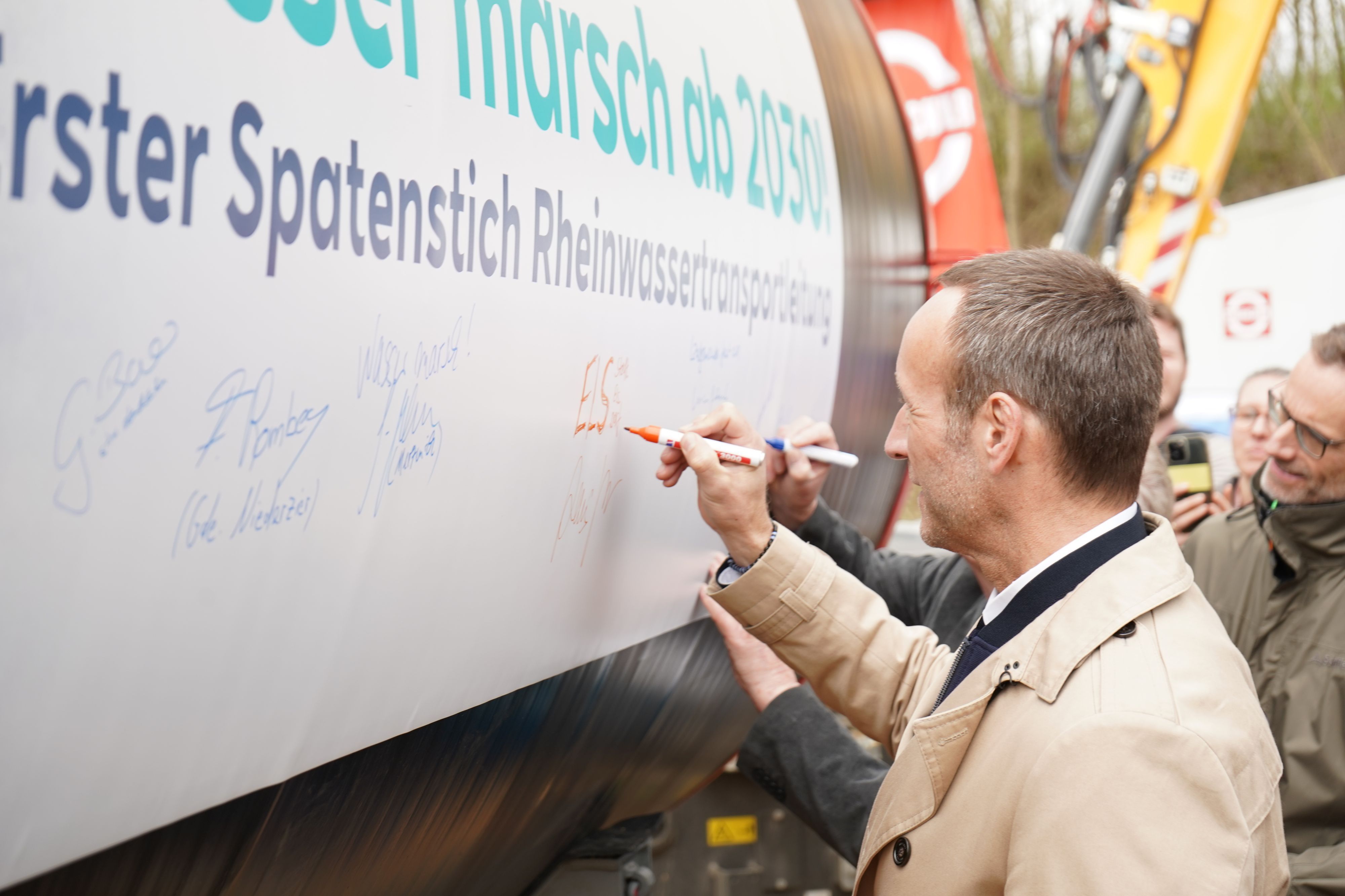 Zum Baustart im März 2026 signierte der Elsdorfer Bürgermeister Andreas Heller eines der Rohre.
