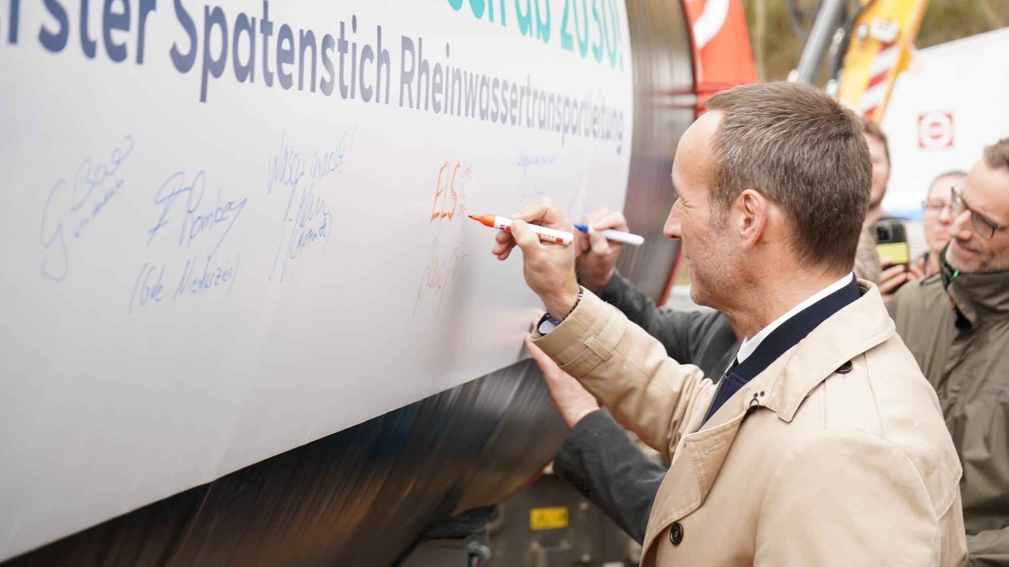 Zum Baustart im März 2026 signierte der Elsdorfer Bürgermeister Andreas Heller eines der Rohre.