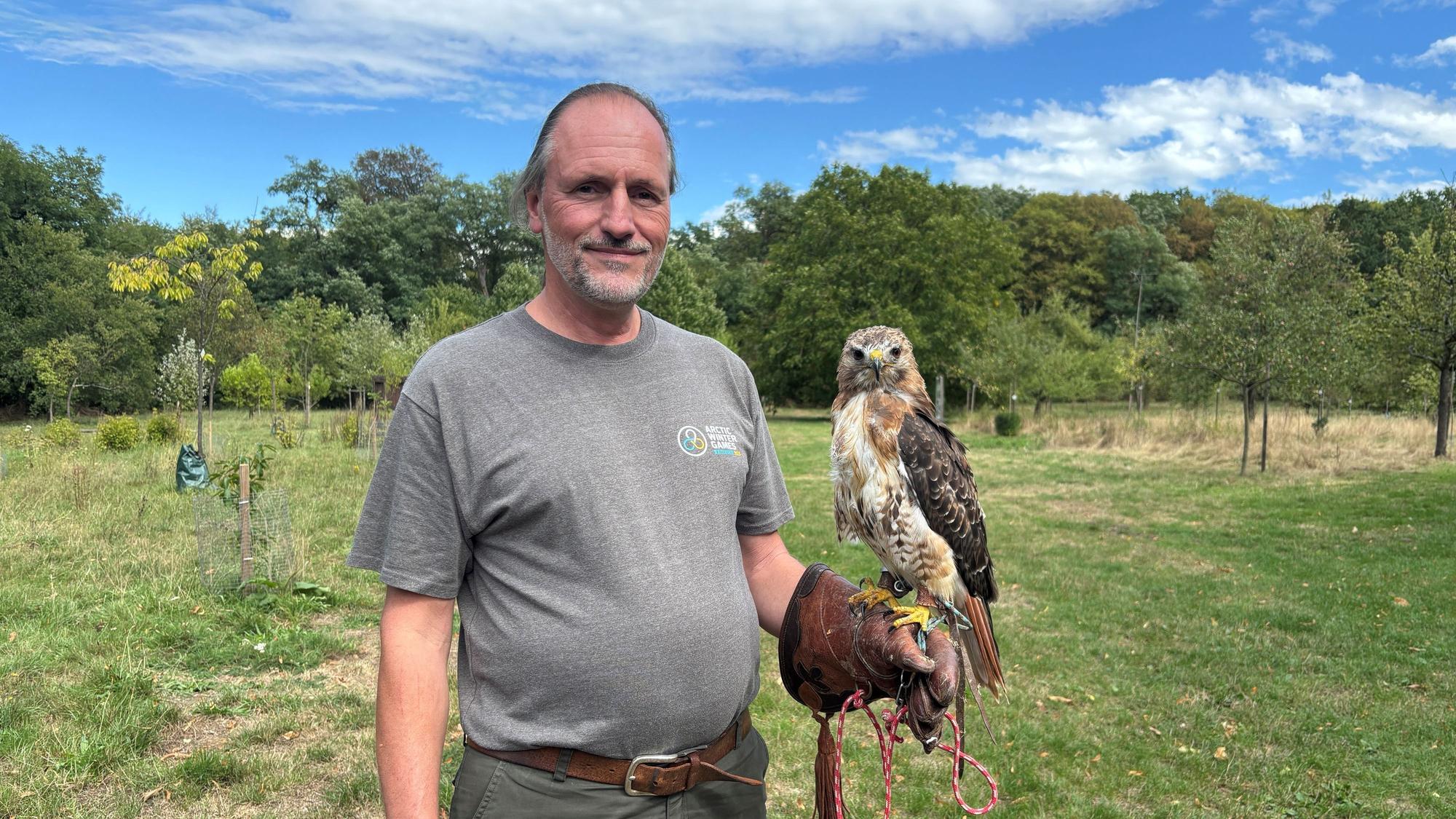 Carl Casper von der Greifvogelschutzstation auf Gut Leidenhausen mit dem Rotschwanzbussard Pico.