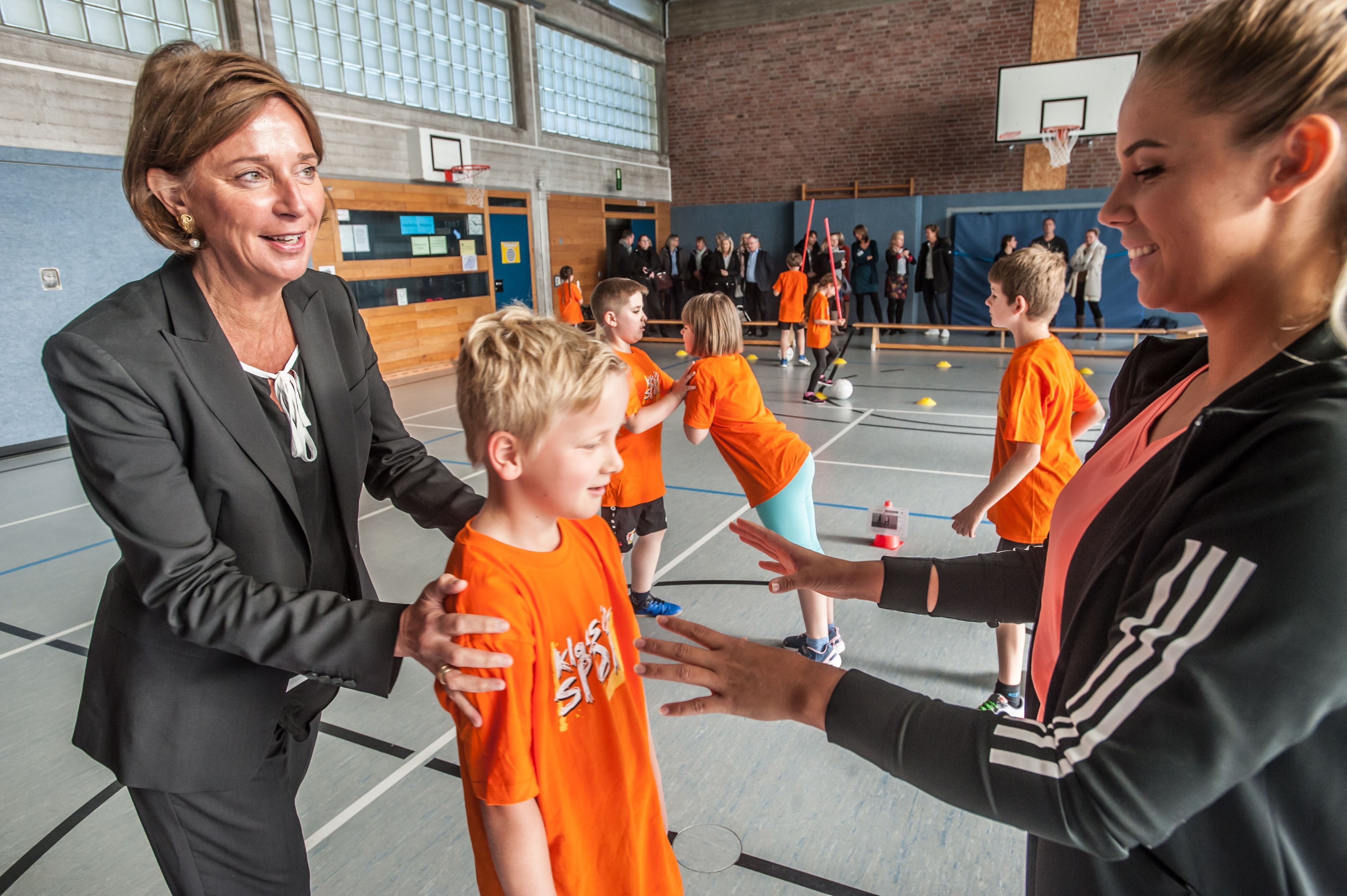 Schulministerin Yvonne Gebauer (l.) mit Kind: Mika
Vertrauensspiel in der Sport-Grundschule Bergisch Neukirchen