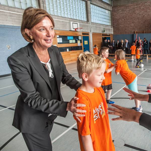 Schulministerin Yvonne Gebauer (l.) mit Kind: Mika
Vertrauensspiel in der Sport-Grundschule Bergisch Neukirchen