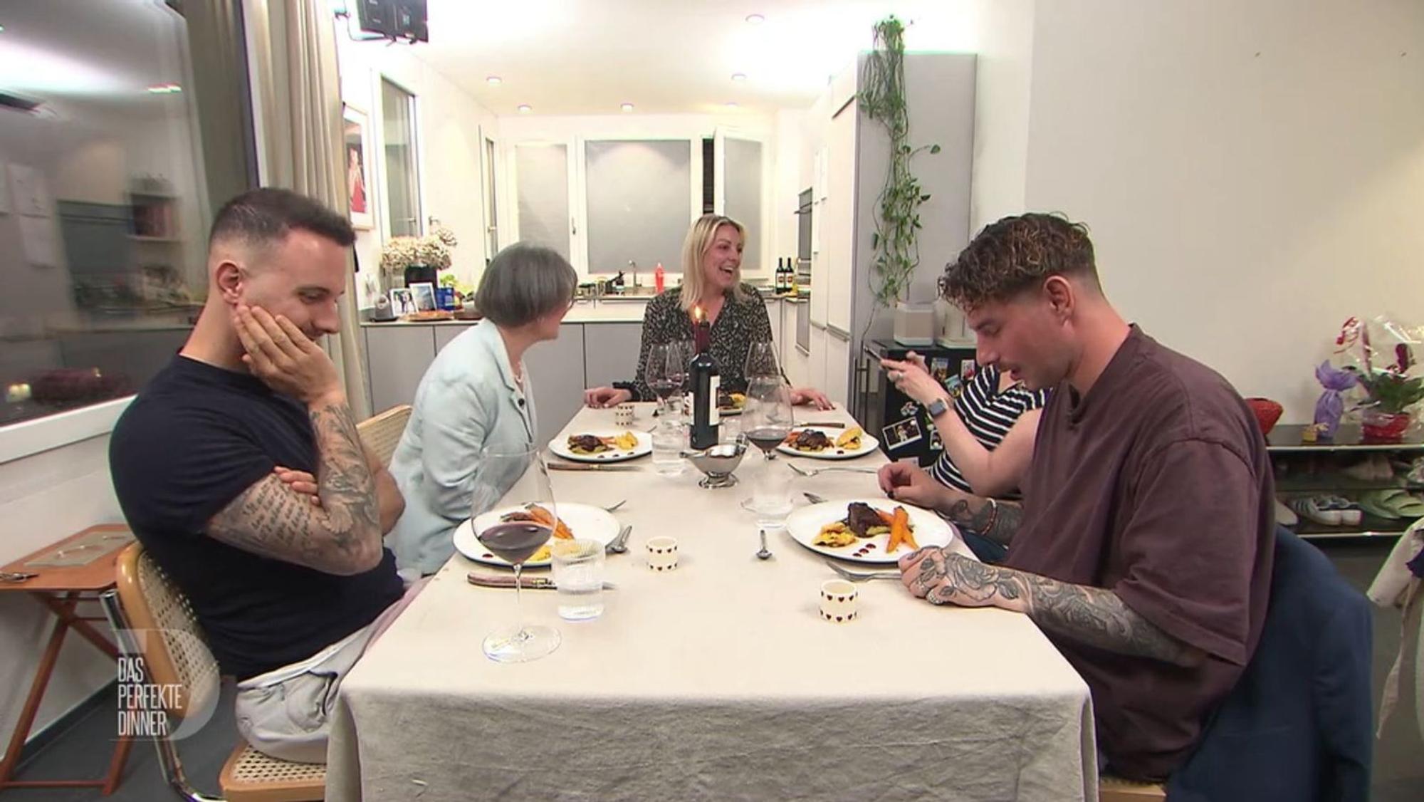 Michelles verunglückte Polentaschnitten sorgen für Erheiterung bei den Gästen.
(Bild: RTL)