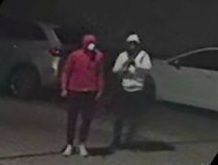 Nach Schüssen auf ein geparktes Auto und ein Wohnhaus sucht die Polizei nach diesen Verdächtigen.