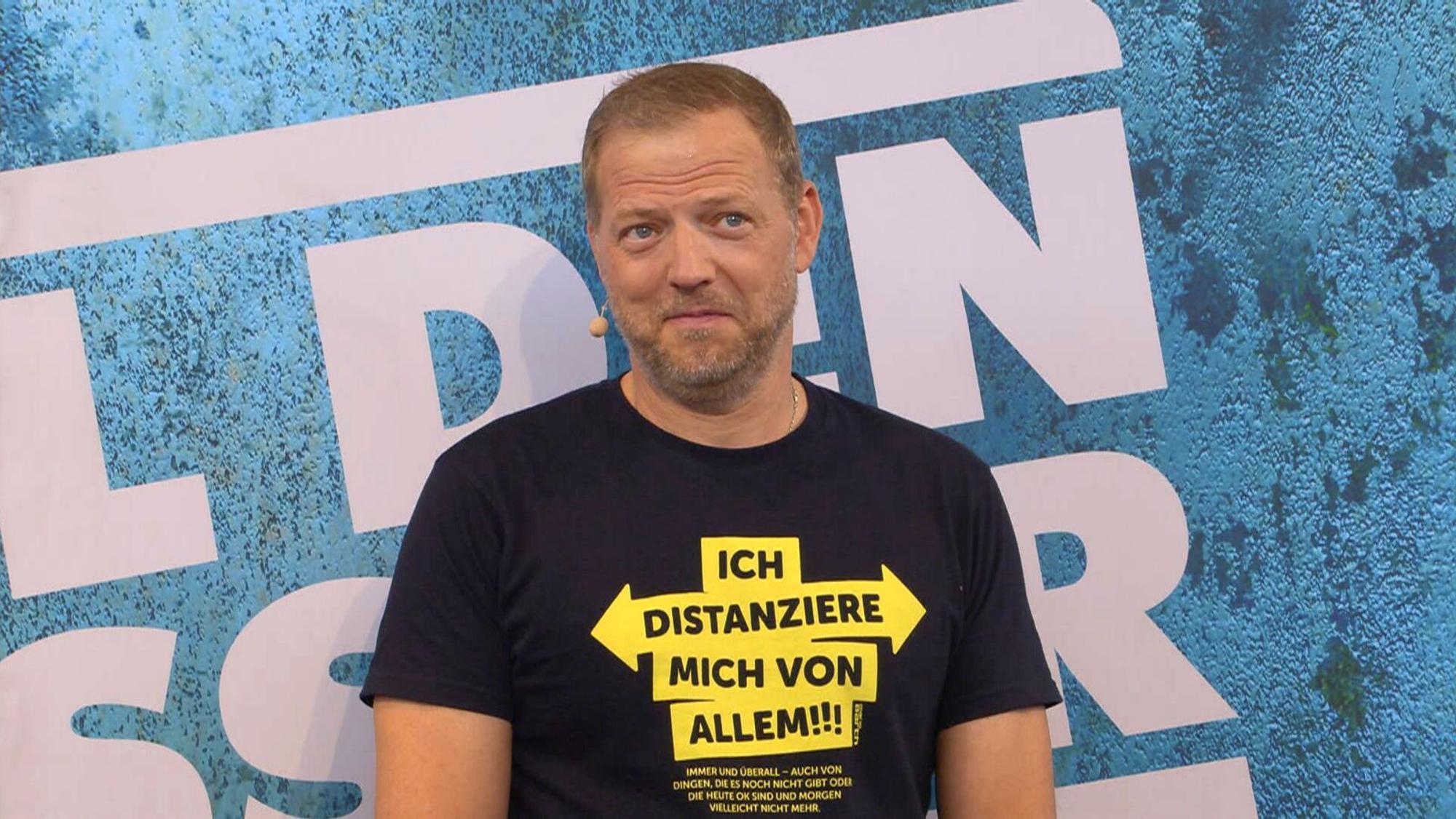 Mario Barth kokettierte bei „Grill den Henssler“ humorvoll mit seiner Schulbildung. (Bild: RTL)