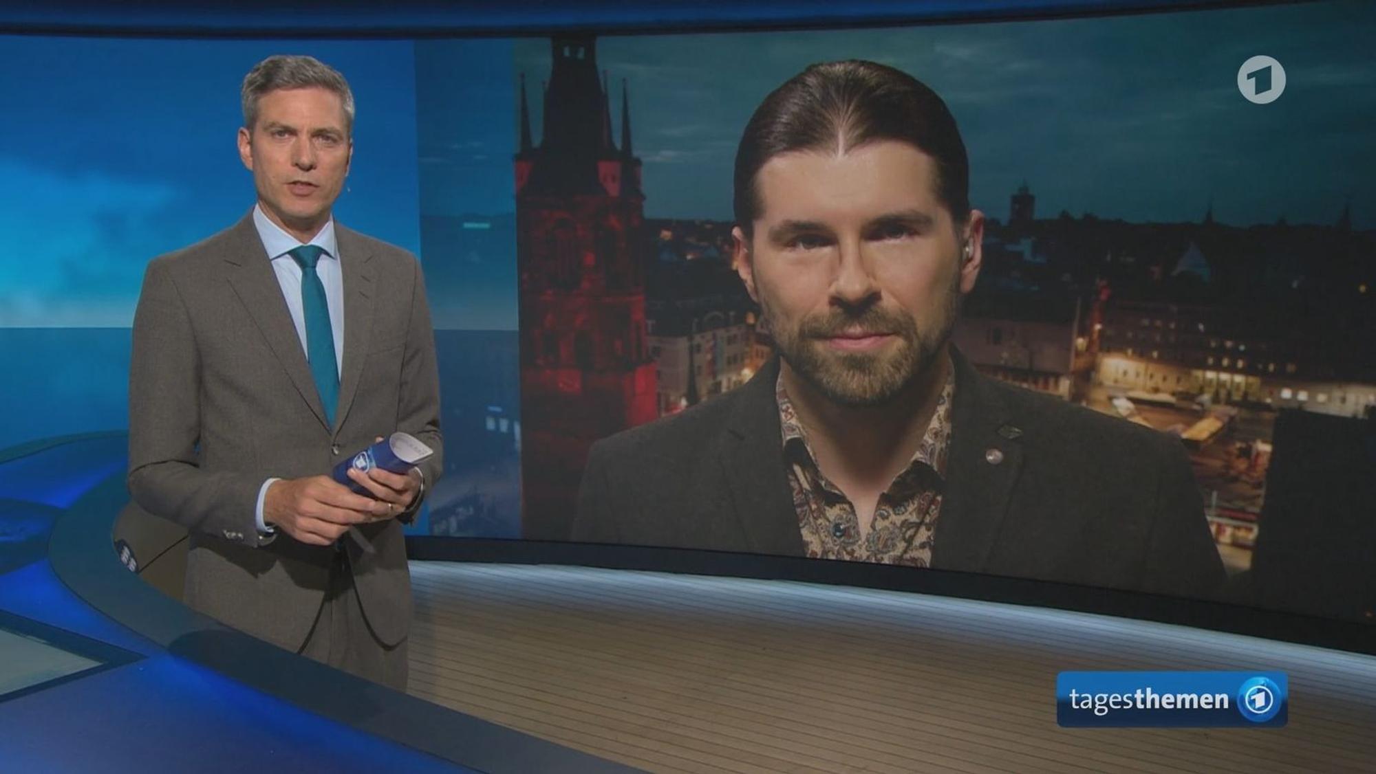 Ingo Zamperoni sprach in den ARD-“Tagesthemen“ mit dem YouTuber Alexander Prinz über den Wahlausgang in Sachsen-Anhalt. (Bild: ARD / NDR)