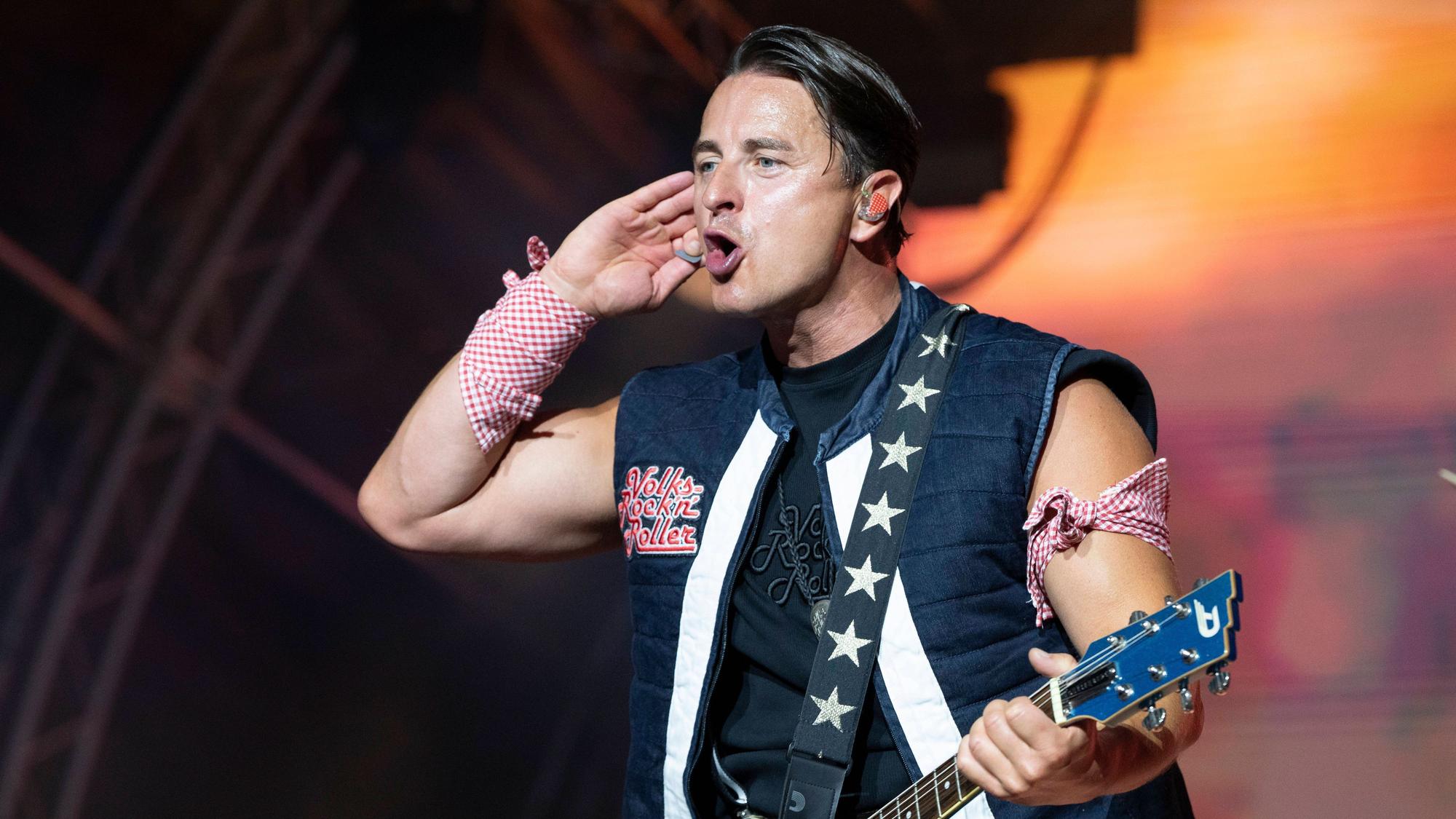 Andreas Gabalier singt.